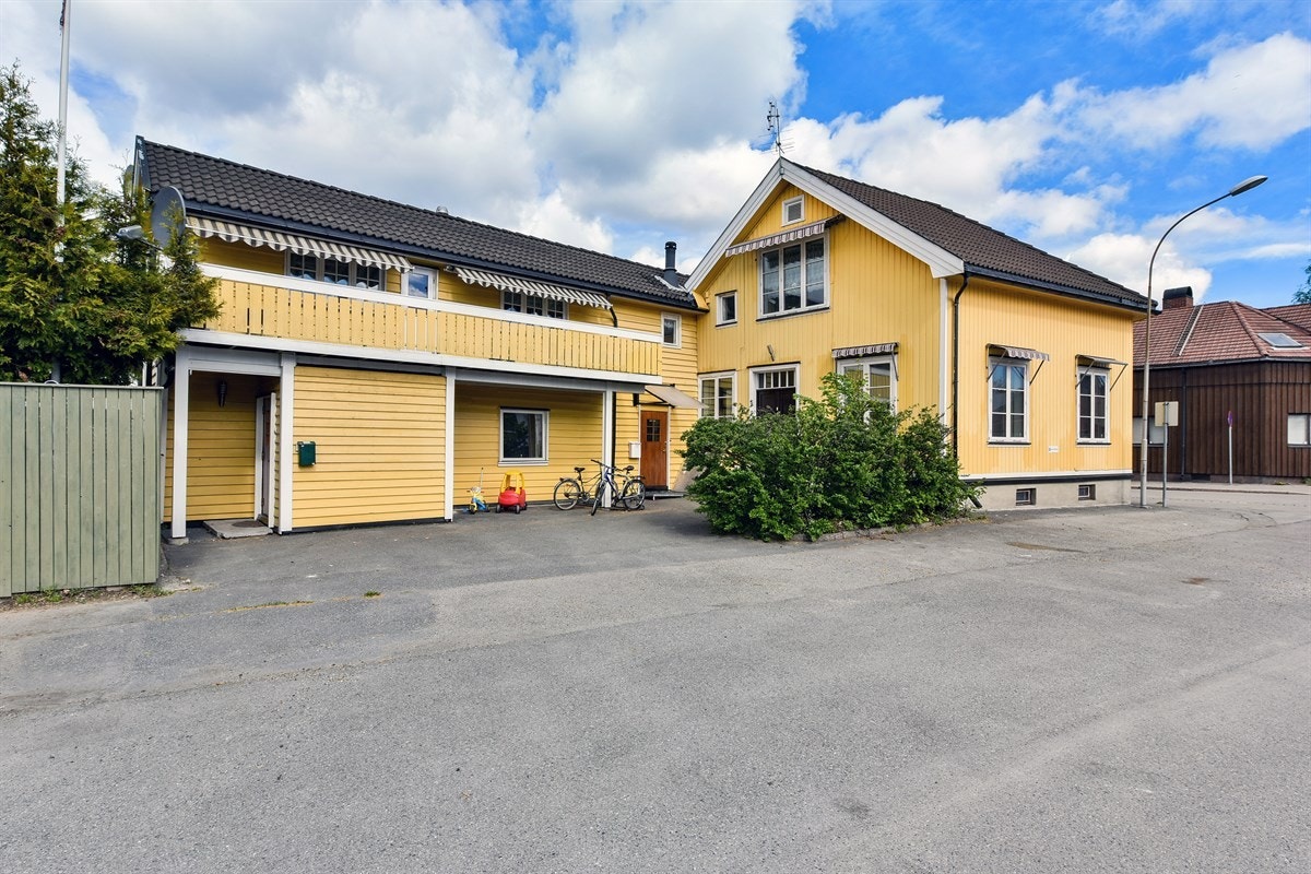 PrivatMegleren ved John Granly Steen og Kristian Arthur Brunvoll har gleden av å presentere denne hele vertikaldelte tomannsboligen o/2 plan + kjeller med carport/bakgård. Galleribilde