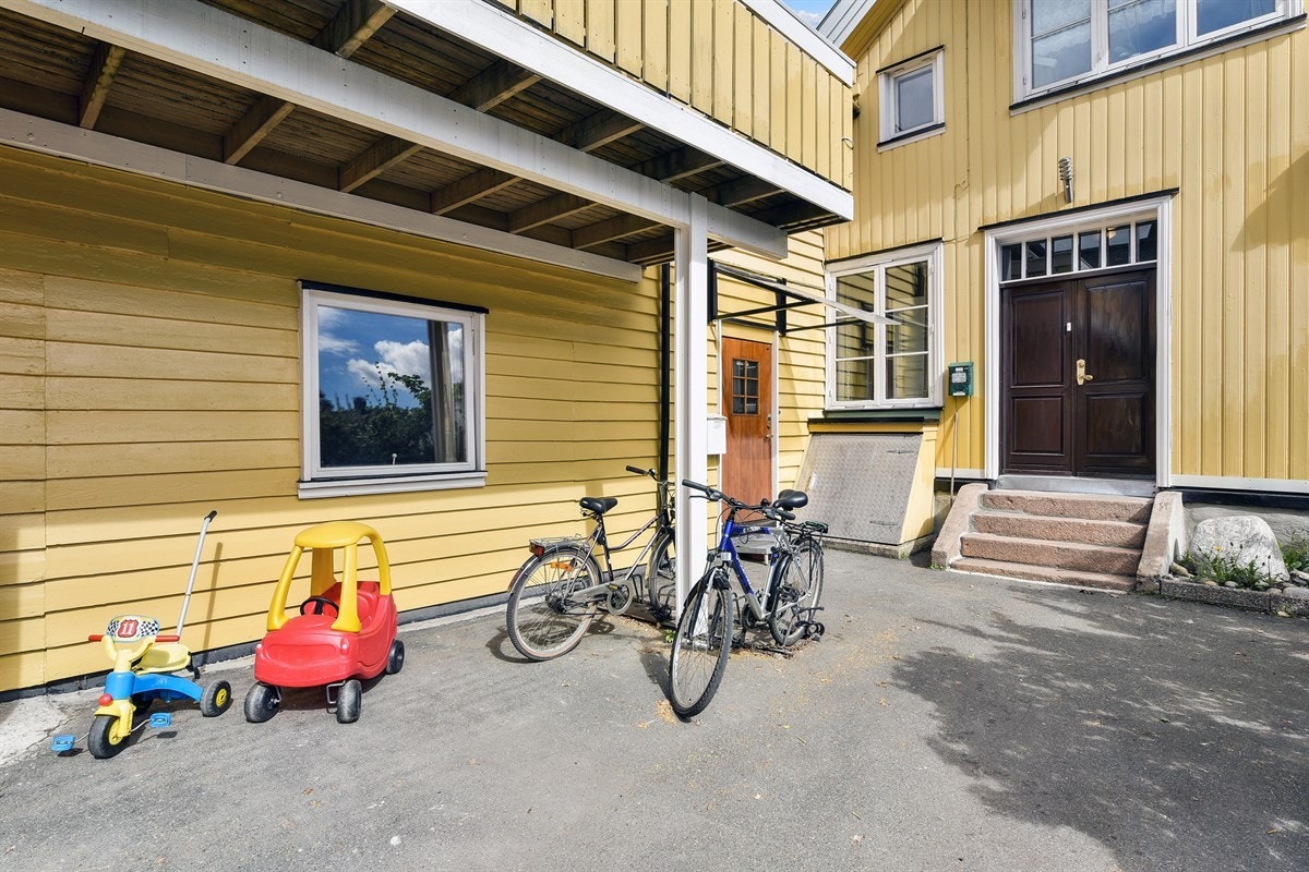 Inngangsparti utleiedel. Galleribilde