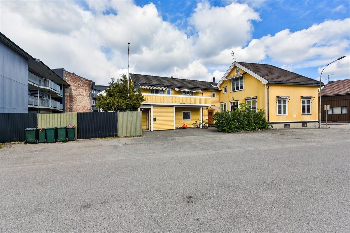 Nærmeste bussholdeplass er Mads Wiels plass som ligger ca. 180 meter fra boligen. Galleribilde
