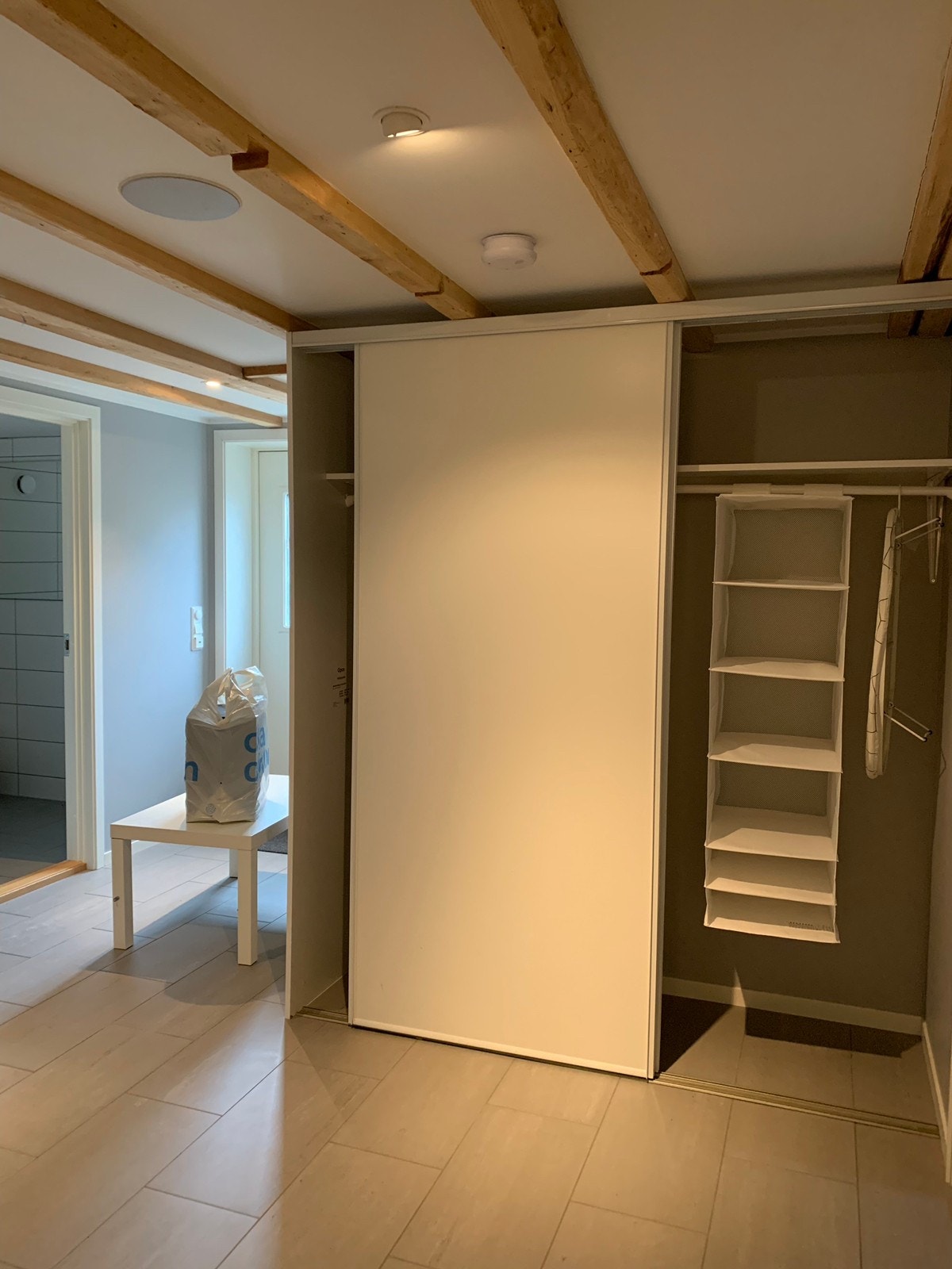 Skyvedørsgarderobe i gang med innredning. Galleribilde