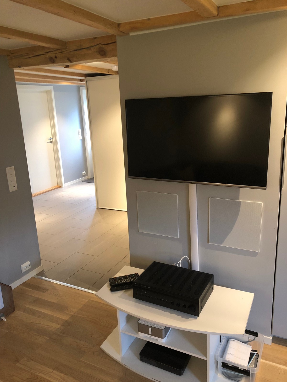 Tv med høyttalere integrert i vegg. Galleribilde