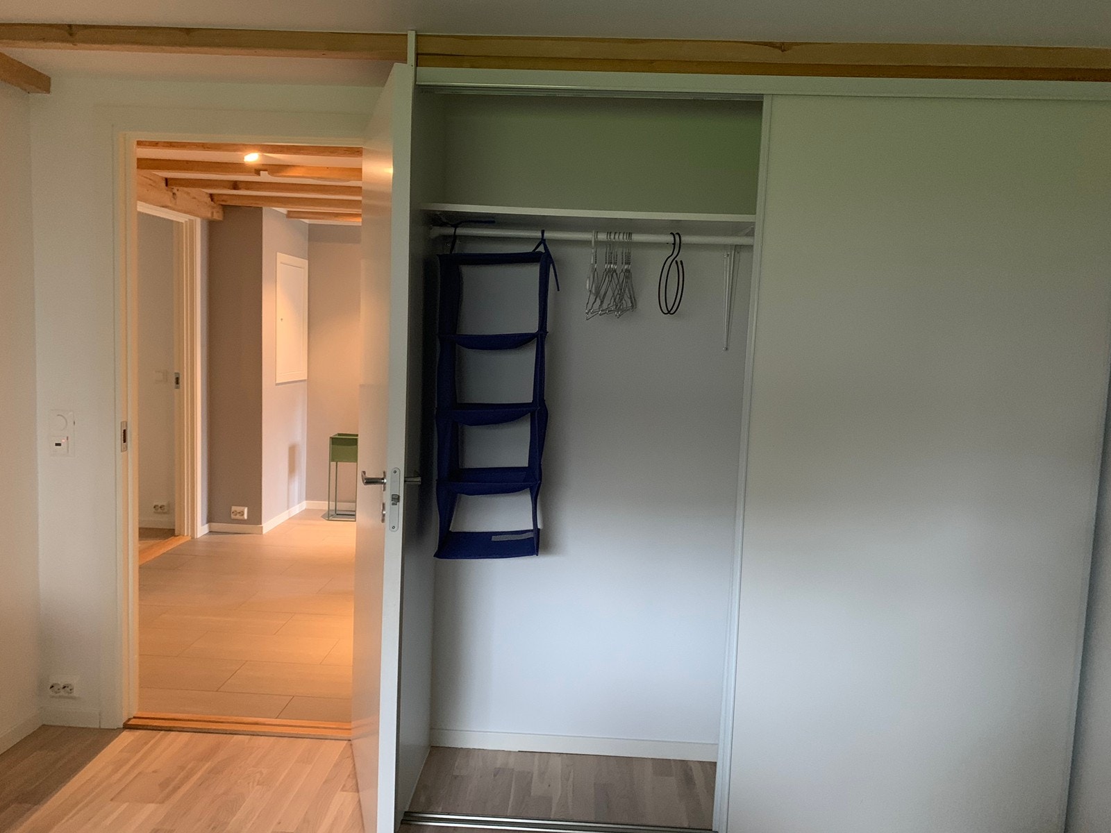 Skyvedørsgarderobe på soverom Galleribilde