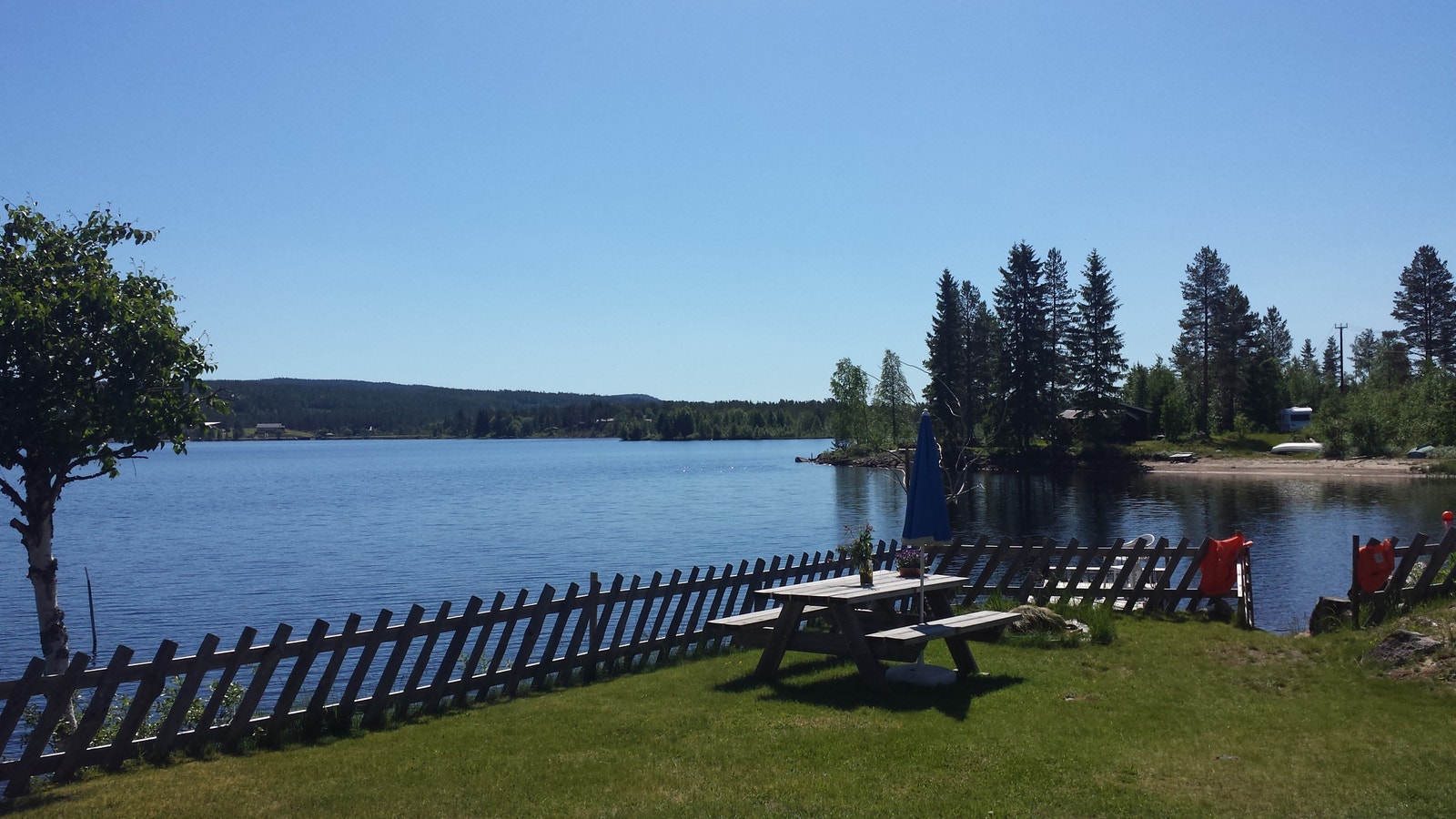 Fin plass for frokost med nydelig utsikt utover vannet Galleribilde