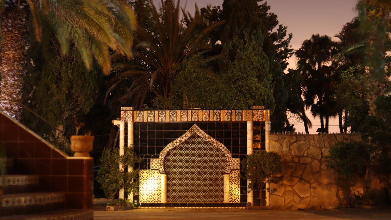 Blikkfanget når du kommer inn er et vakkert utsmykket uthus Galleribilde