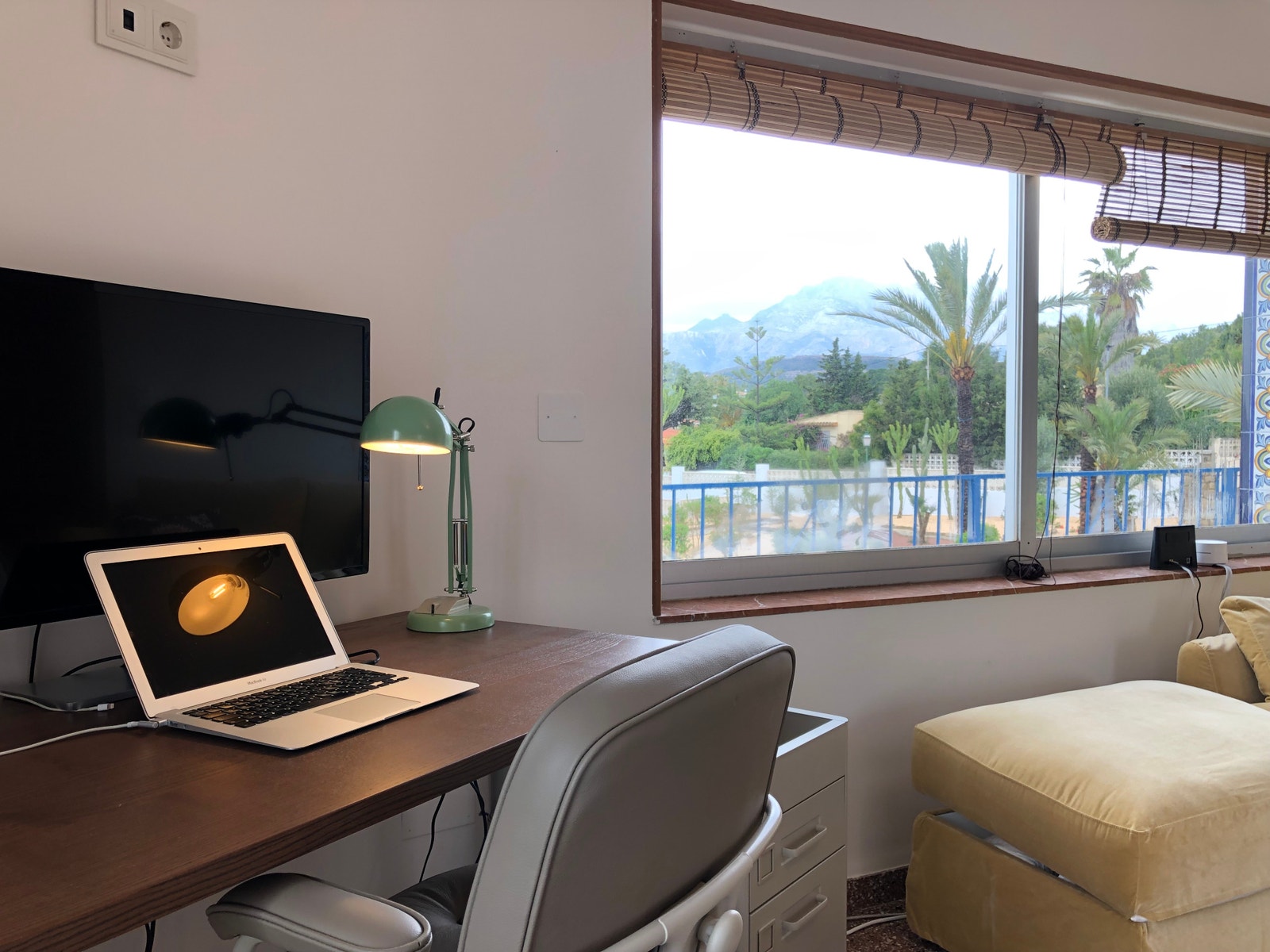 ..med egen kontorplass med usikt mot Puig Campana Galleribilde