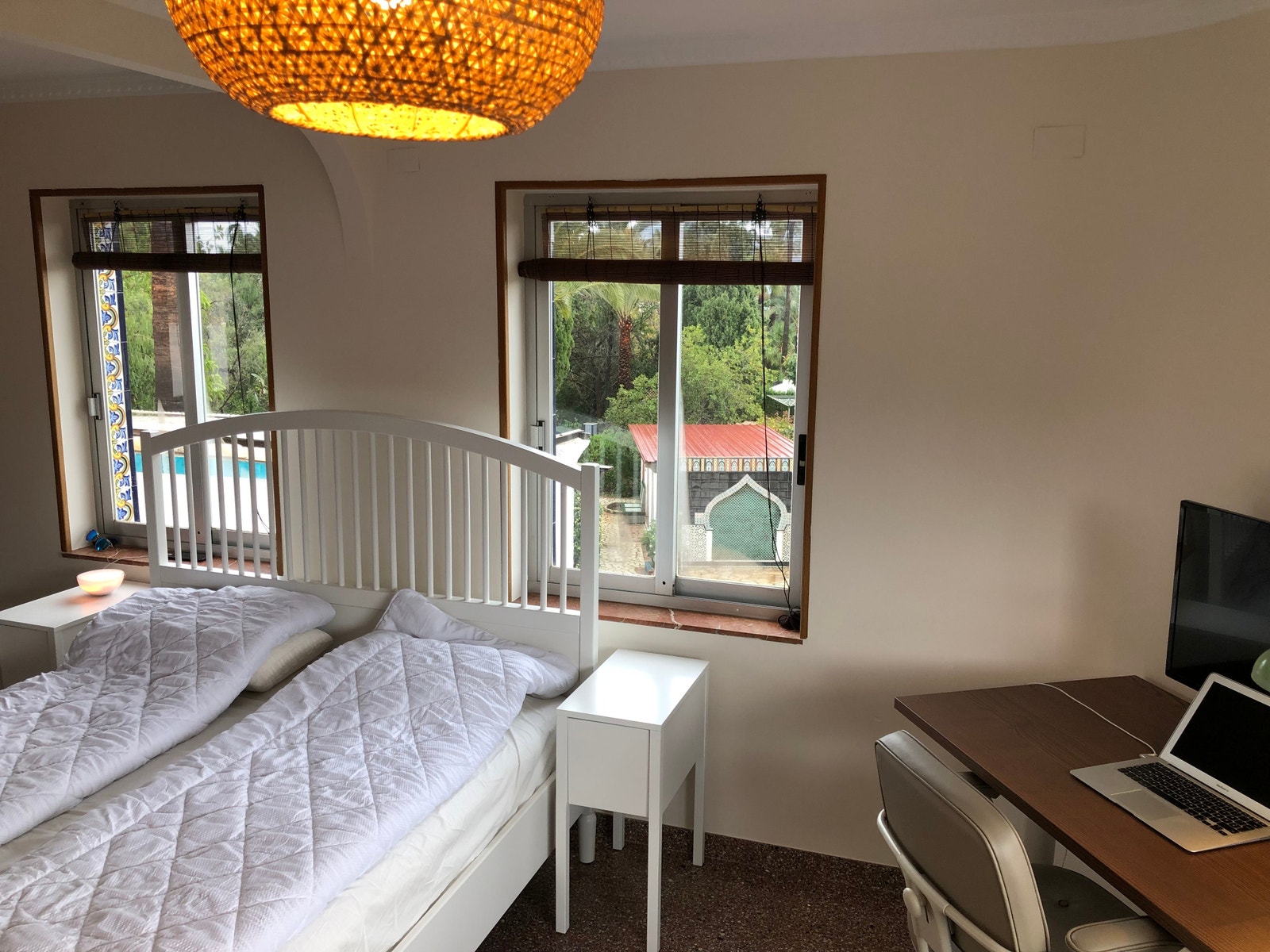 Soverommet oppe huser en hel familie Galleribilde