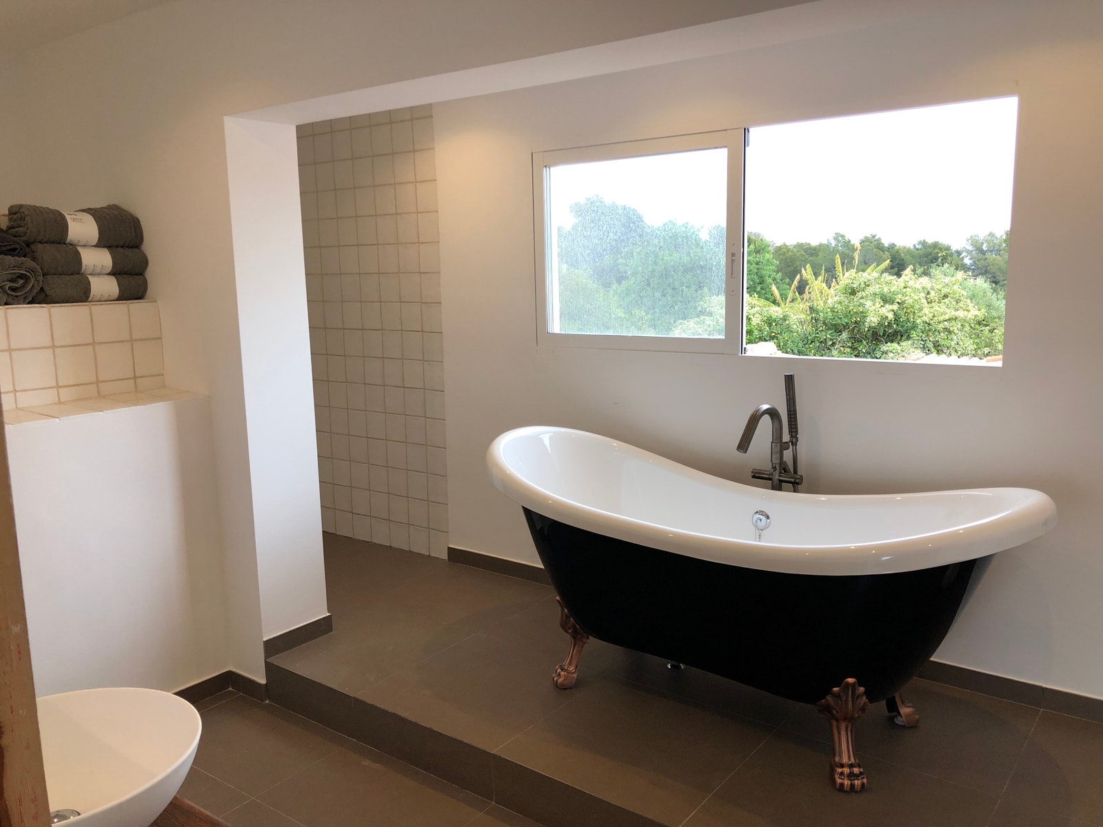 Badet oppe har badekar og fjellutsikt Galleribilde