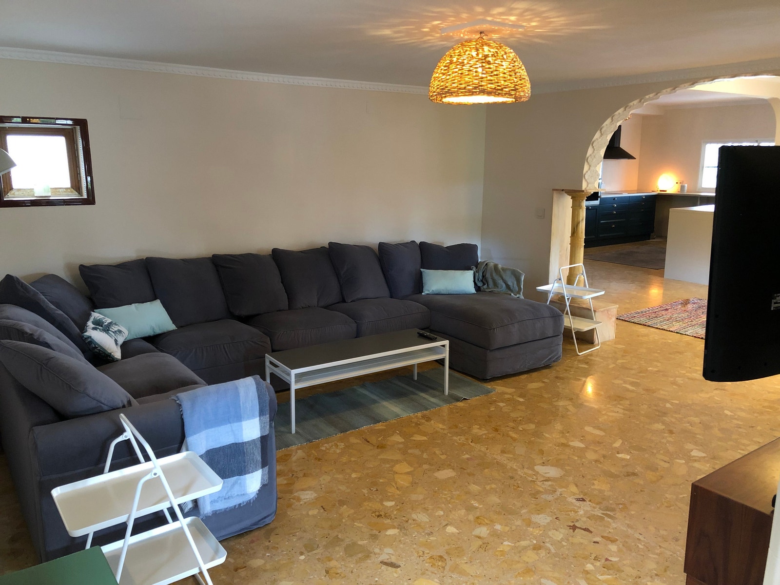 Romslig TV stue for mange Galleribilde