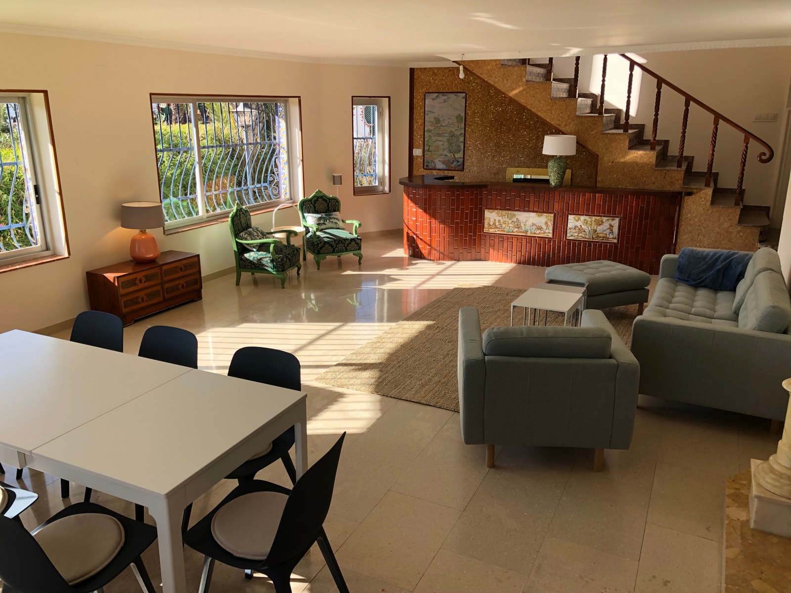 Spisestue med spiseplass til +12, sitegruppe og bar Galleribilde