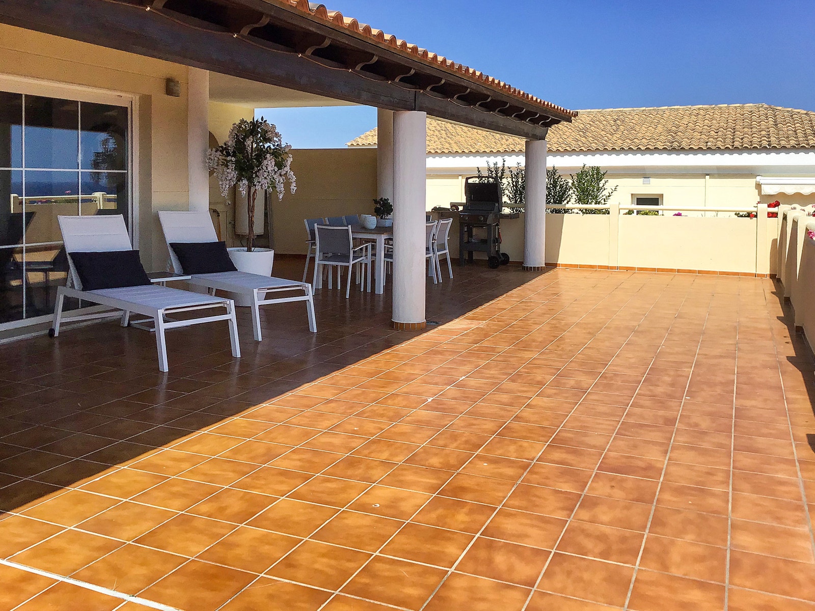 Stor og herlig takterrasse med 4 solsenger, stort spisebord og en deilig lounge. Galleribilde