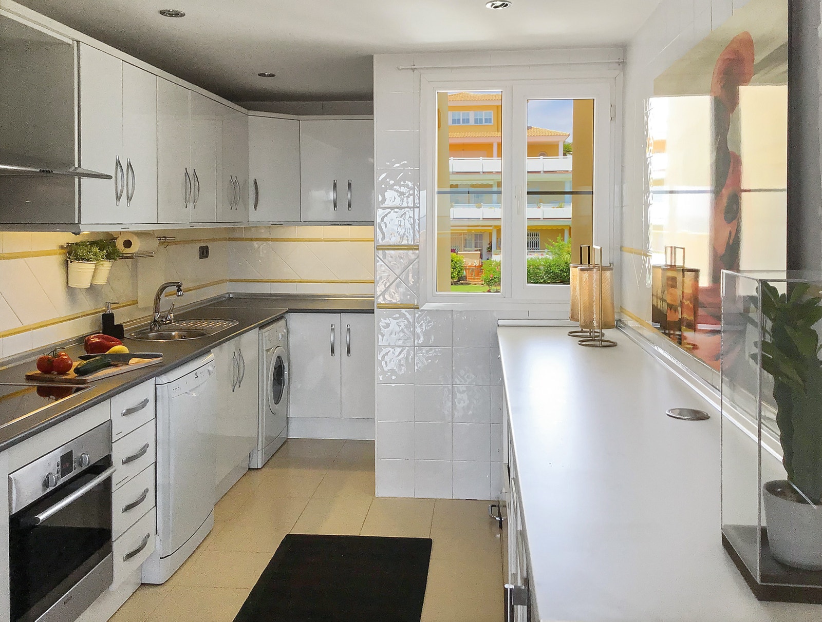 Stort, fullt utstyrt kjøkken med service til 12 personer. Oppvaskmaskin, vaskemaskin, vinskap, mikrobølgeovn etc. Galleribilde