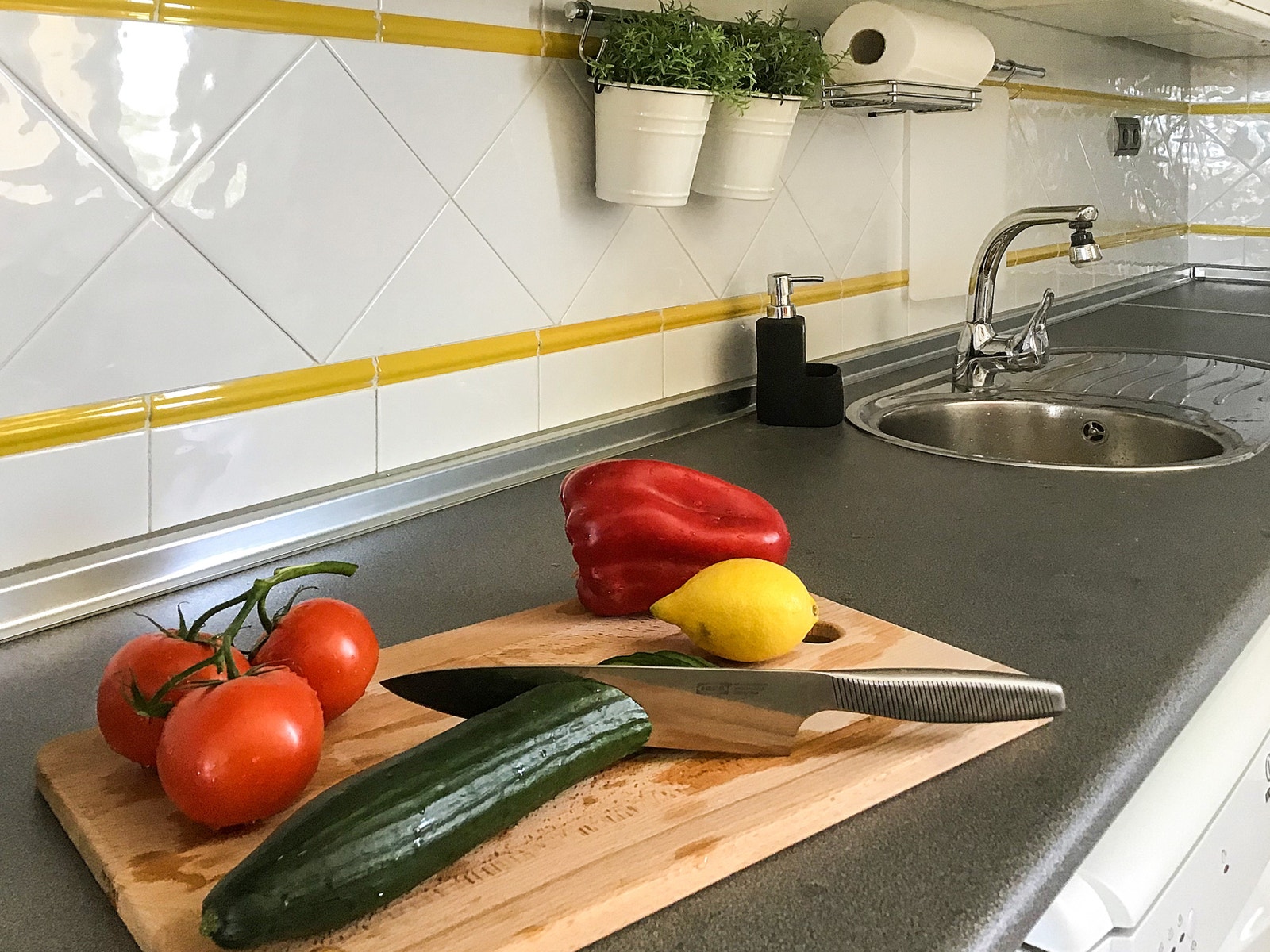 Stort, fullt utstyrt kjøkken med service til 12 personer. Oppvaskmaskin, vaskemaskin, vinskap, mikrobølgeovn etc. Galleribilde