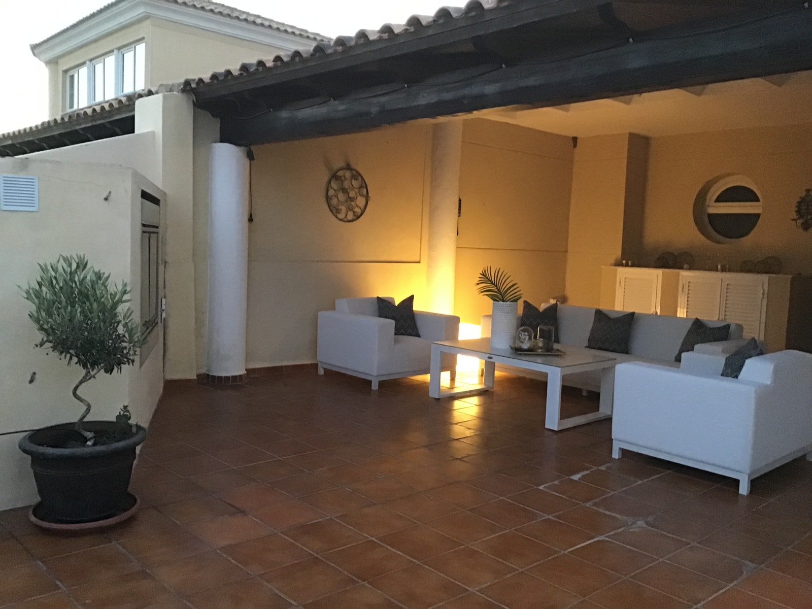 Stemningsbilde fra den deilige takterrassen med utepeis foran loungen. Galleribilde