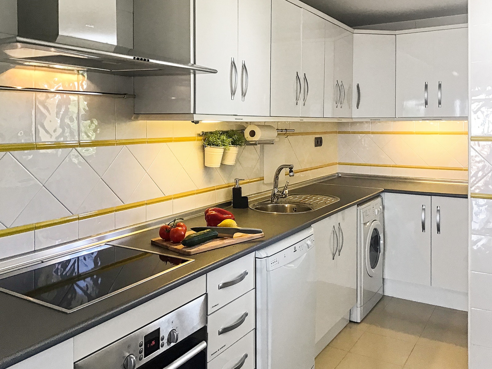 Stort, fullt utstyrt kjøkken med glass og service til 12 personer. Oppvaskmaskin, vaskemaskin, vinskap, mikrobølgeovn, kaffetrakter, Nespressomaskin, espressokanne, sandwich toaster, brødrister, blender, juicepresse etc. Galleribilde