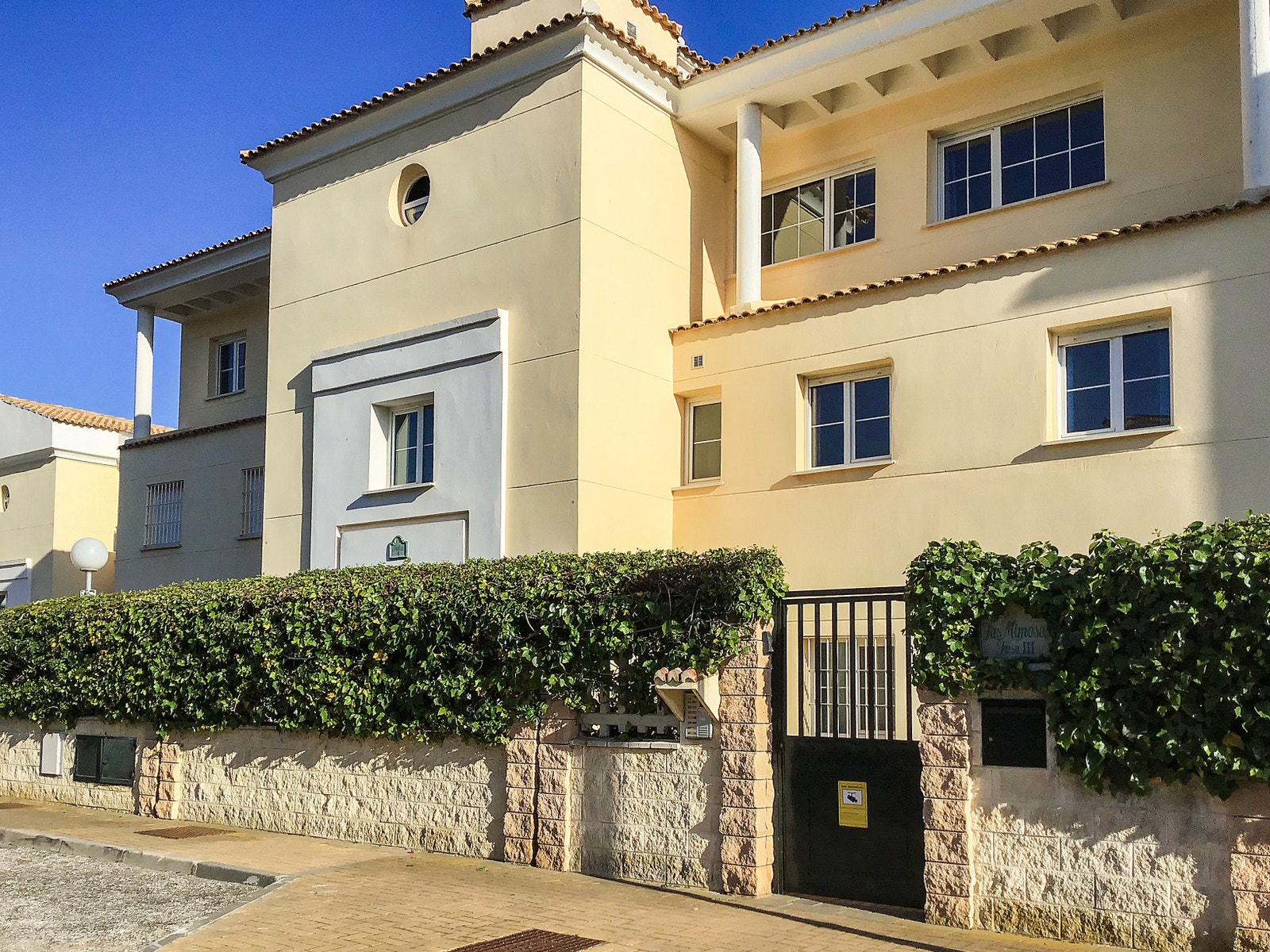 Bygningen sett fra gaten - leiligheten er i øverste etasje. Galleribilde