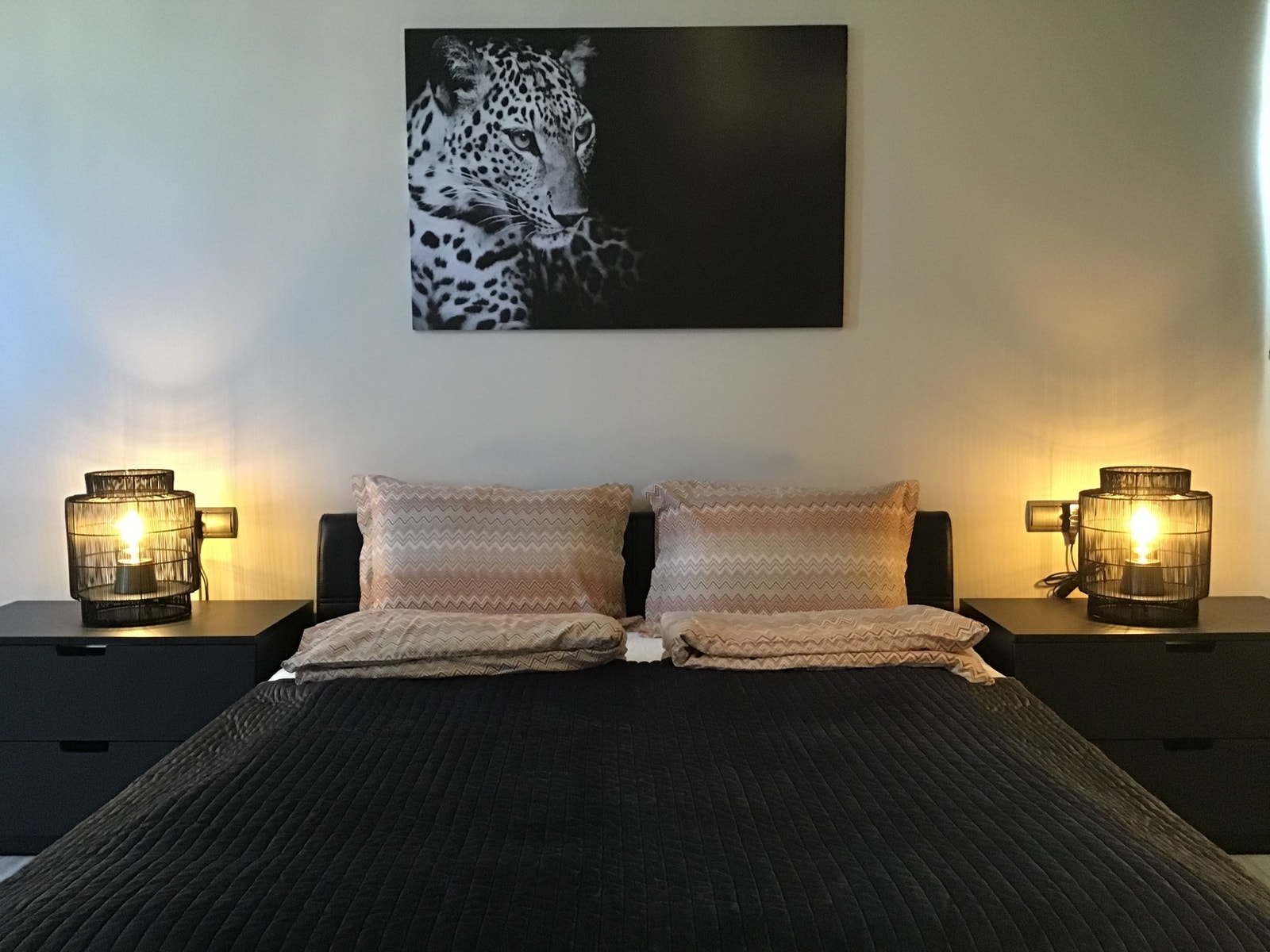 2 soverom med dobbeltsenger og toalett i tårnhuset. Galleribilde