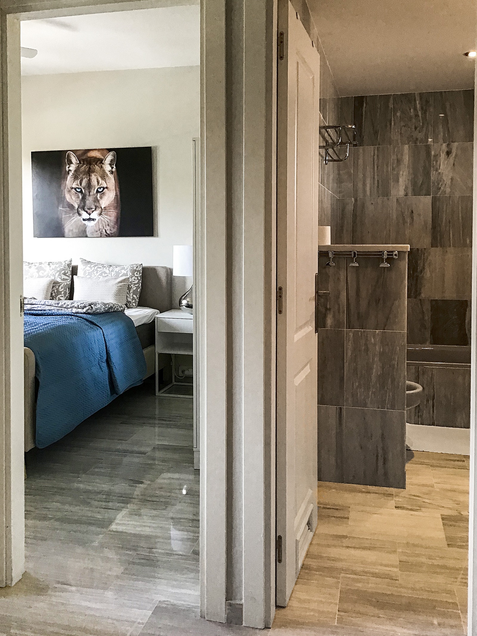 Det beige rommet ligger vegg-i-vegg med gjestebadet Galleribilde