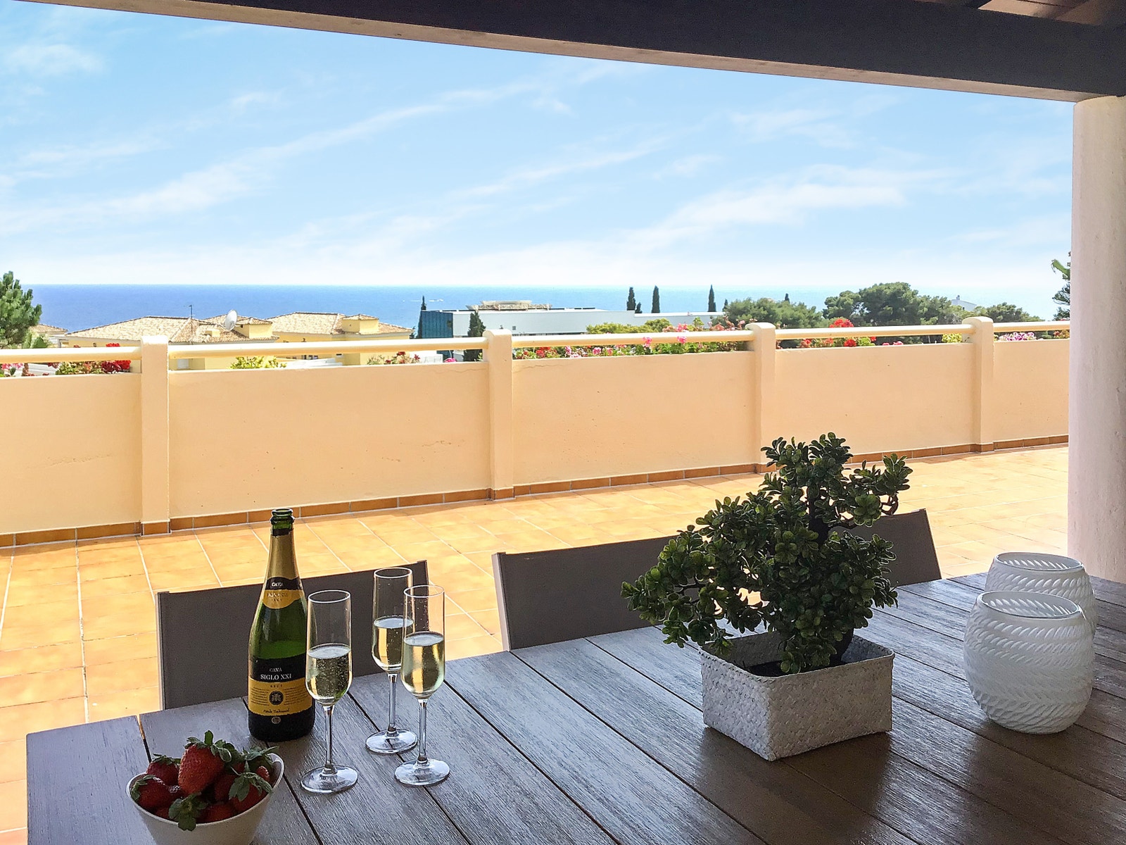 Nyt alle måltider sammen med den herlige utsikten over middelhavet... Galleribilde