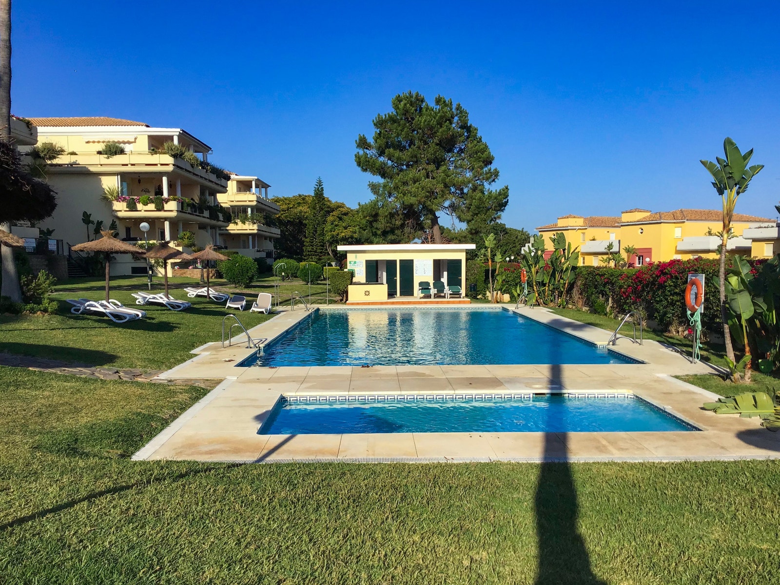 Bassenget med stort herlig gressplen, egne solsenger, parasoller, bassenghus med WC. Galleribilde