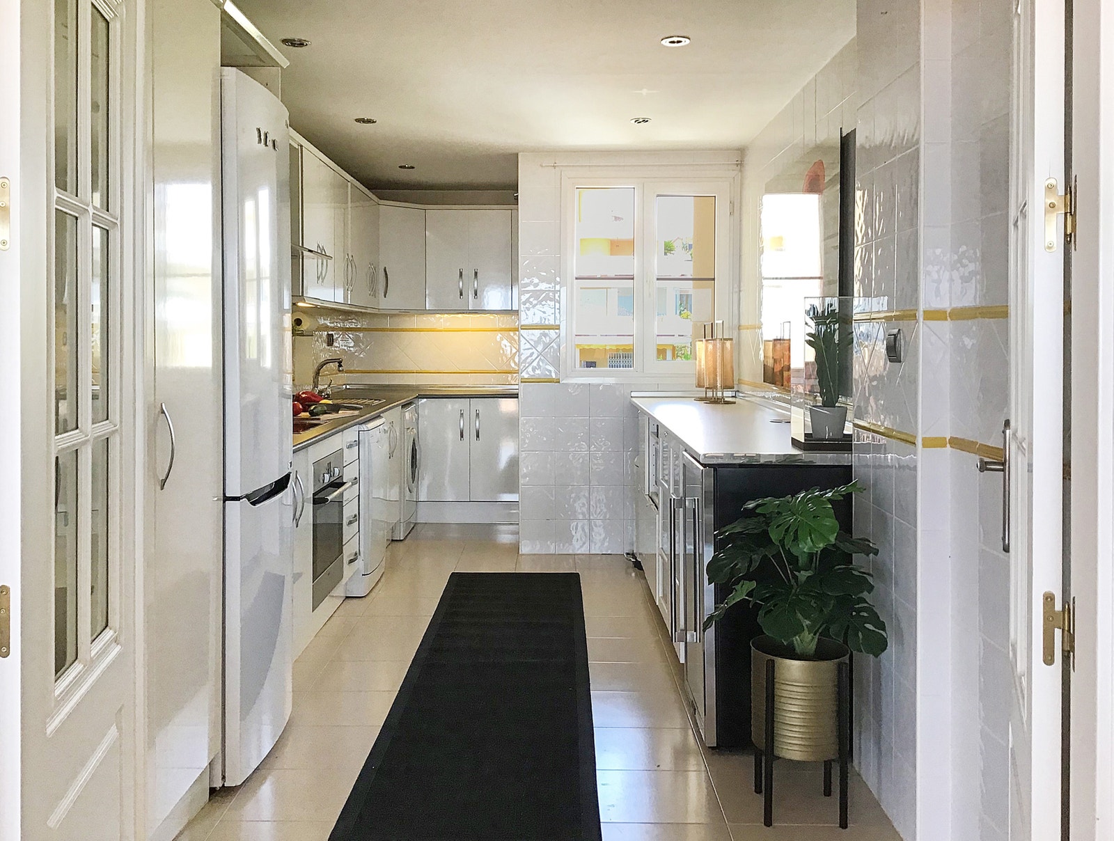 Stort, fullt utstyrt kjøkken med service til 12 personer. Oppvaskmaskin, vaskemaskin, vinskap, mikrobølgeovn etc. Galleribilde