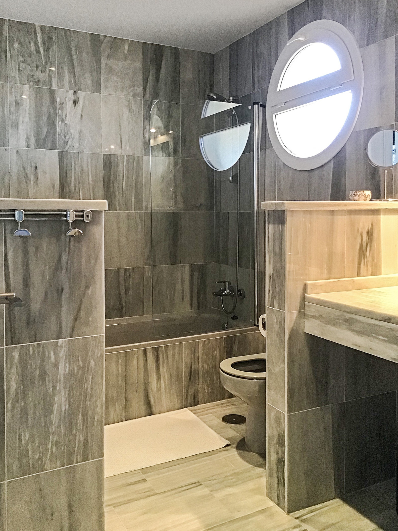 Gjestebadet med badekar, dusj og bidet Galleribilde