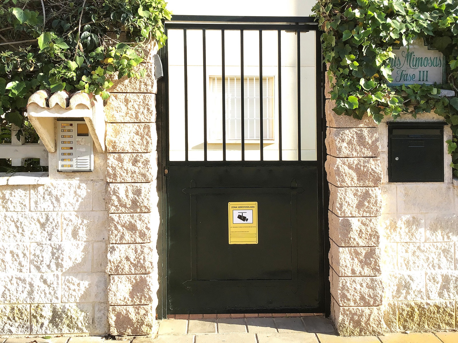 Porten fra gaten. Masse parkeringsplasser rett utenfor porten! :) Galleribilde