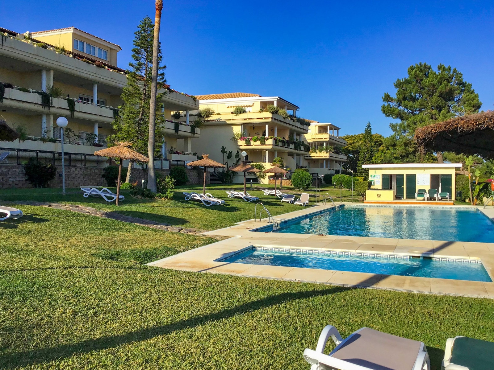 Bassengområdet - leiligheten, bygget til venstre for bassenget, øverst til venstre. Galleribilde