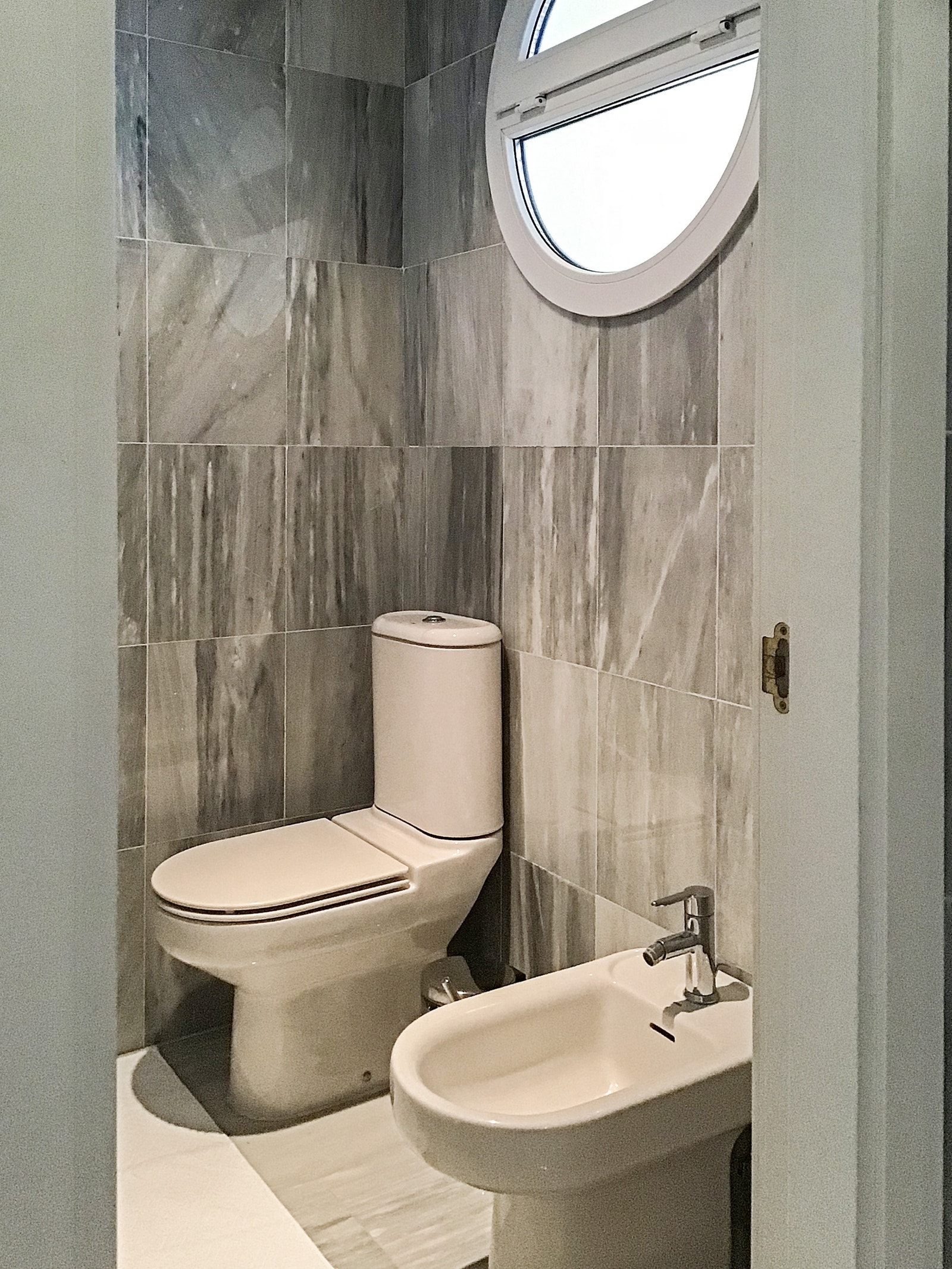 Adskilt toalett og bidet Galleribilde