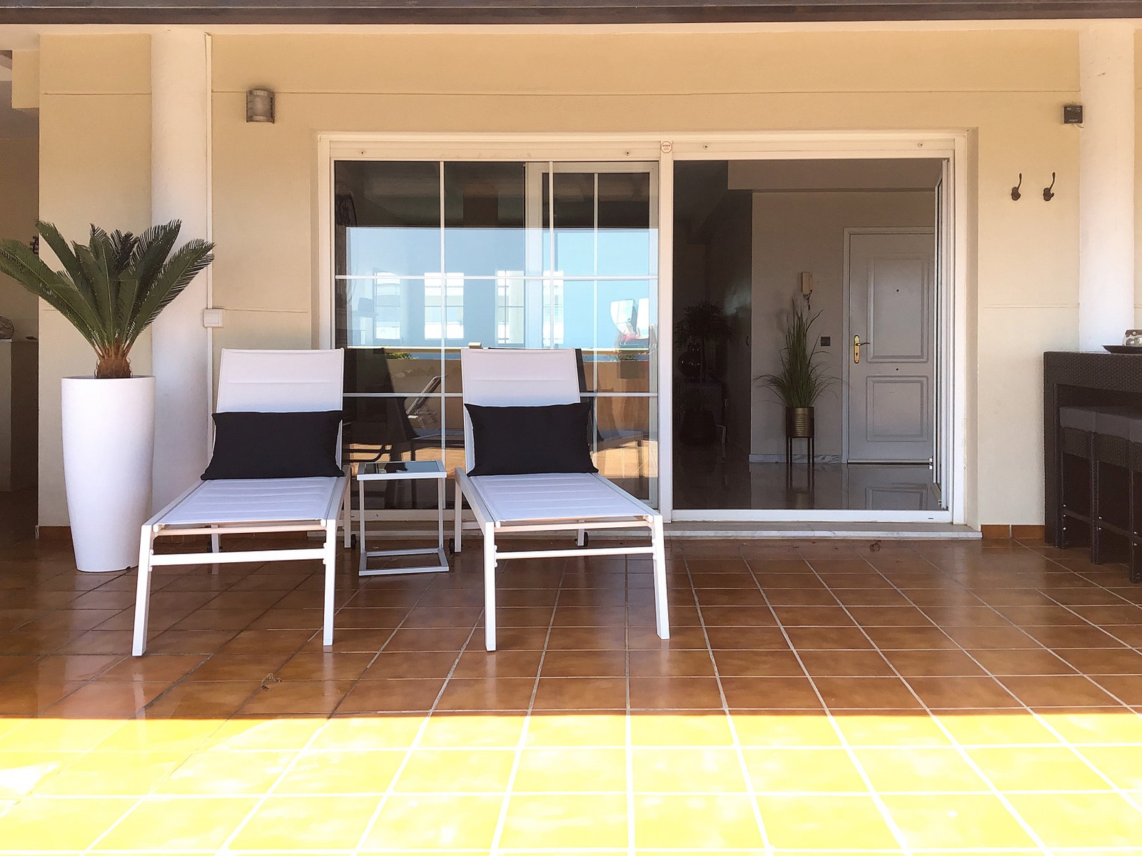 Deilige solsenger på takterrassen... Galleribilde