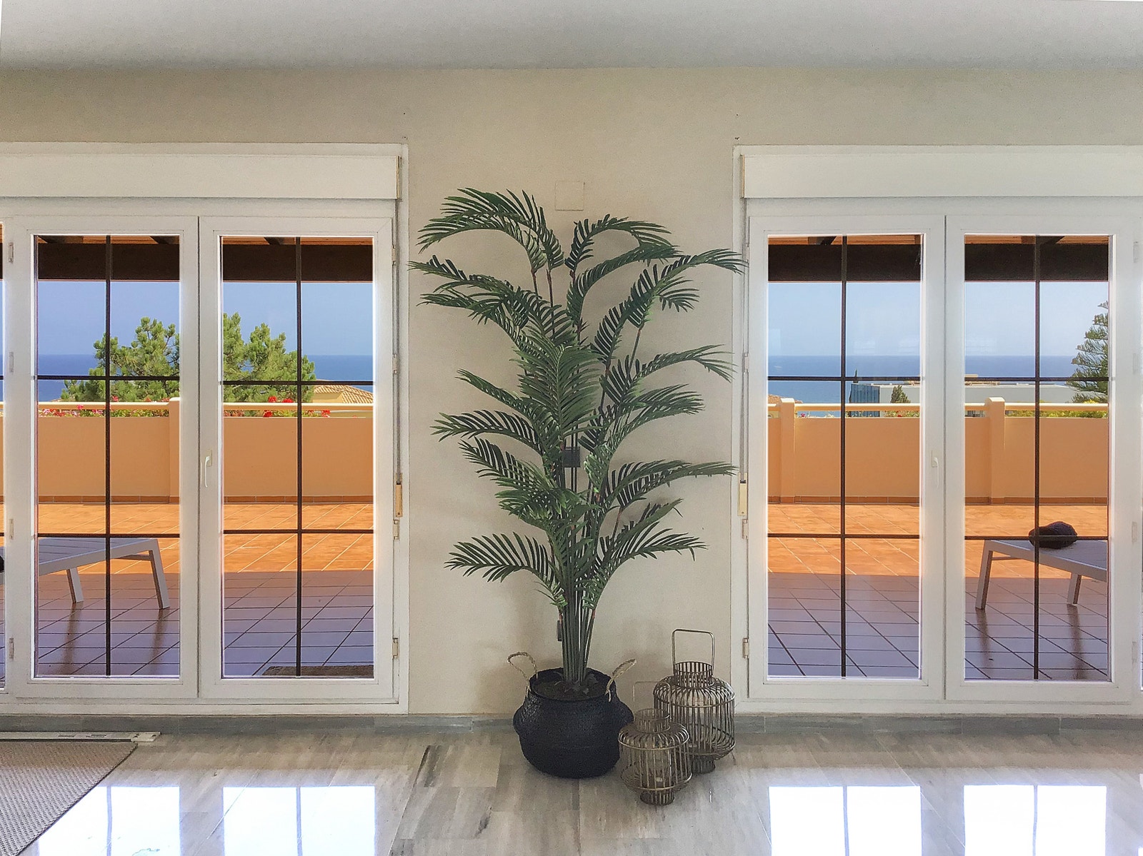 Store vinduer gir et helt magisk lys og viser den fantastiske utsikten fra hele leiligheten. Galleribilde