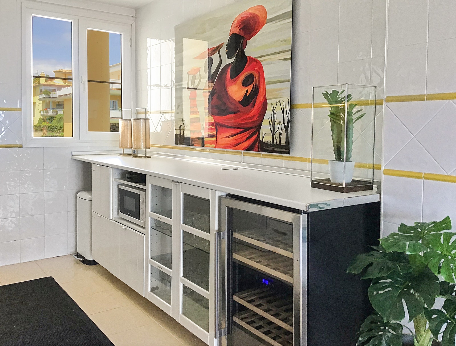 Stort, fullt utstyrt kjøkken med service til 12 personer. Oppvaskmaskin, vaskemaskin, vinskap, mikrobølgeovn etc. Galleribilde