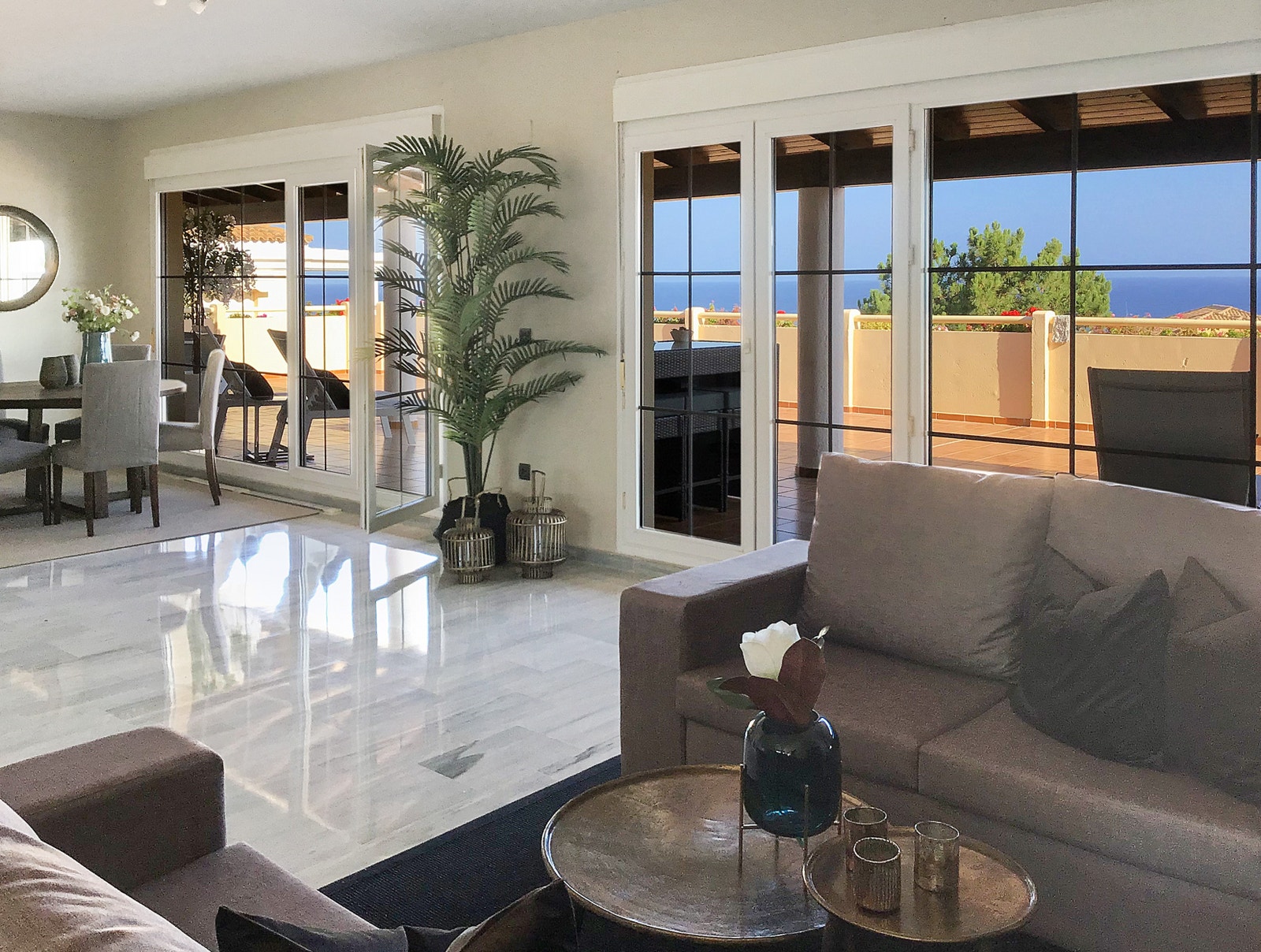 En stor og romslig leilighet med mange hyggelige soner. Galleribilde