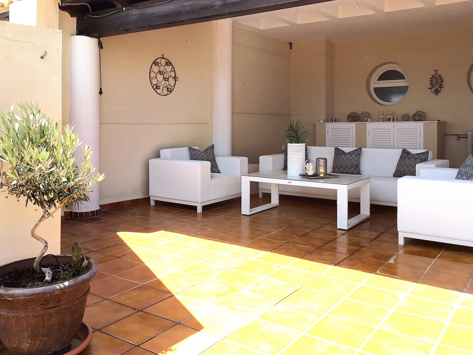 Et glass vin i den fantastiske loungen gir godfølelsen etter en lang dag på stranden... Galleribilde