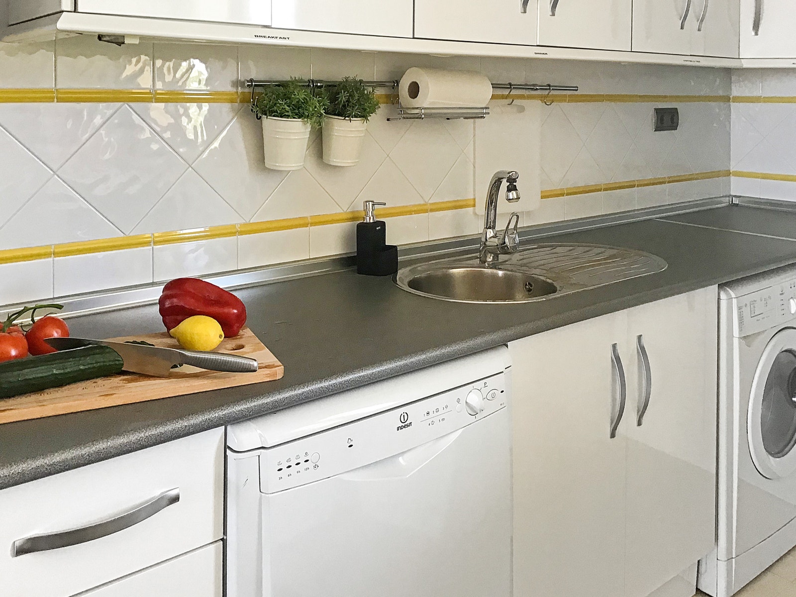 Stort, fullt utstyrt kjøkken med service til 12 personer. Oppvaskmaskin, vaskemaskin, vinskap, mikrobølgeovn etc. Galleribilde