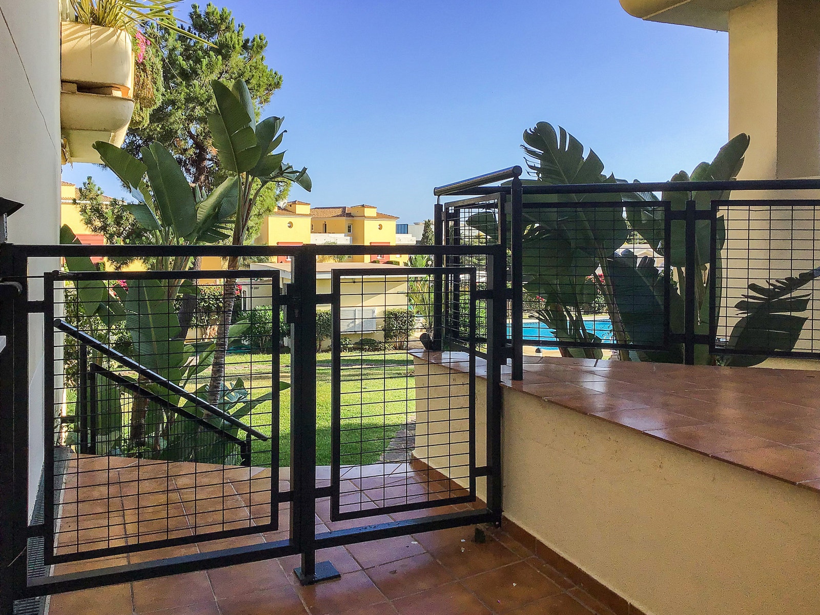 Port med kode ned til bassengområdet. Galleribilde