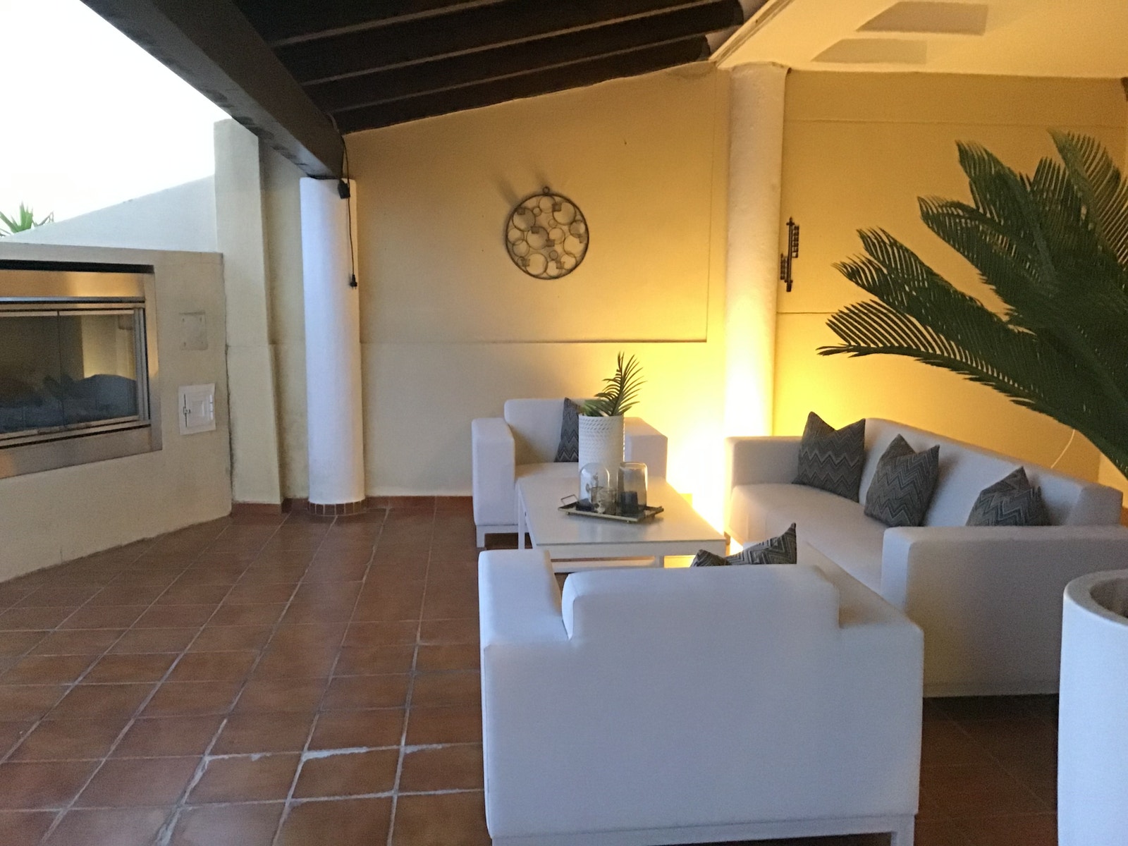 Stemningsbilde fra den deilige takterrassen med utepeis. Galleribilde