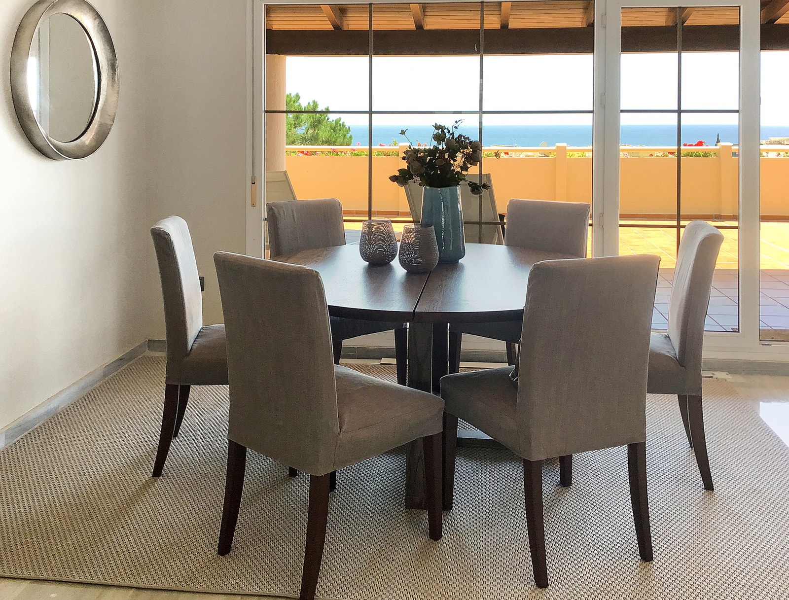 Av og til er det deilig å nyte maten inne - også her kan måltidet nytes til den helt fantastiske utsikten. Galleribilde