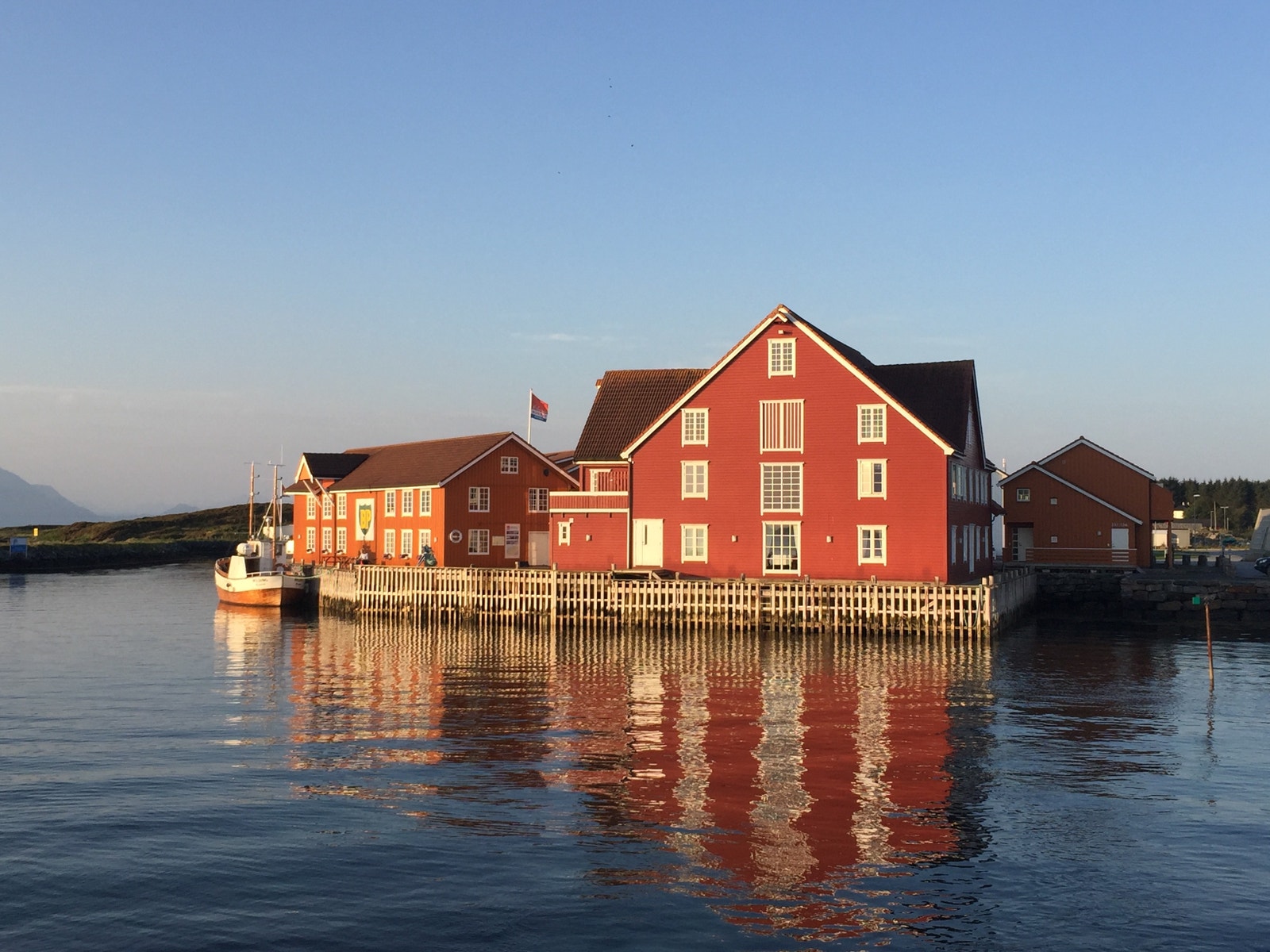Finnøy Bryggehotell med 50 rom, restaurant og Aquvite bar (300 meter fra huset) Galleribilde