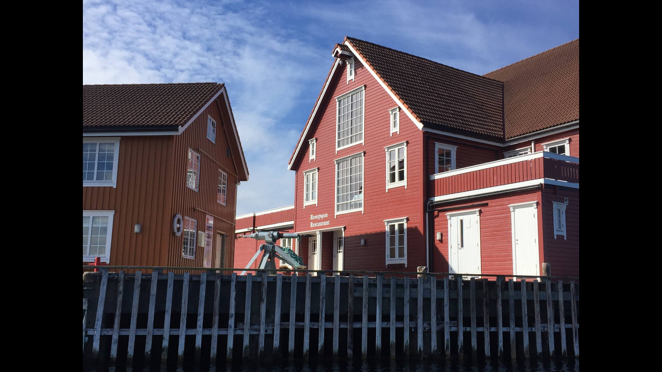 Finnøy Bryggehotell med 50 rom, restaurant og Aquvite bar (300 meter fra huset) Galleribilde