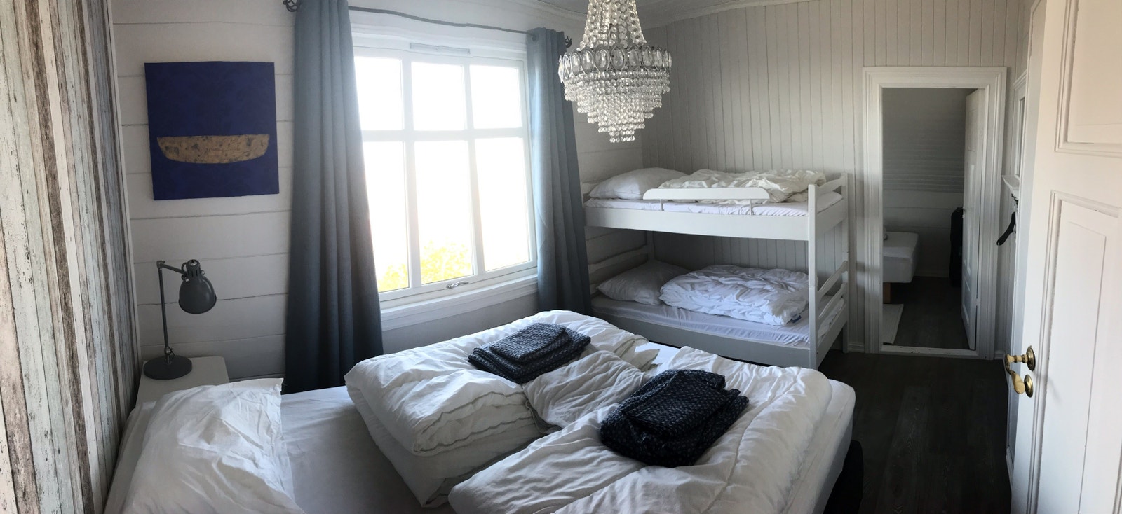Familiesoverom med eget pikeværelse innenfor Galleribilde