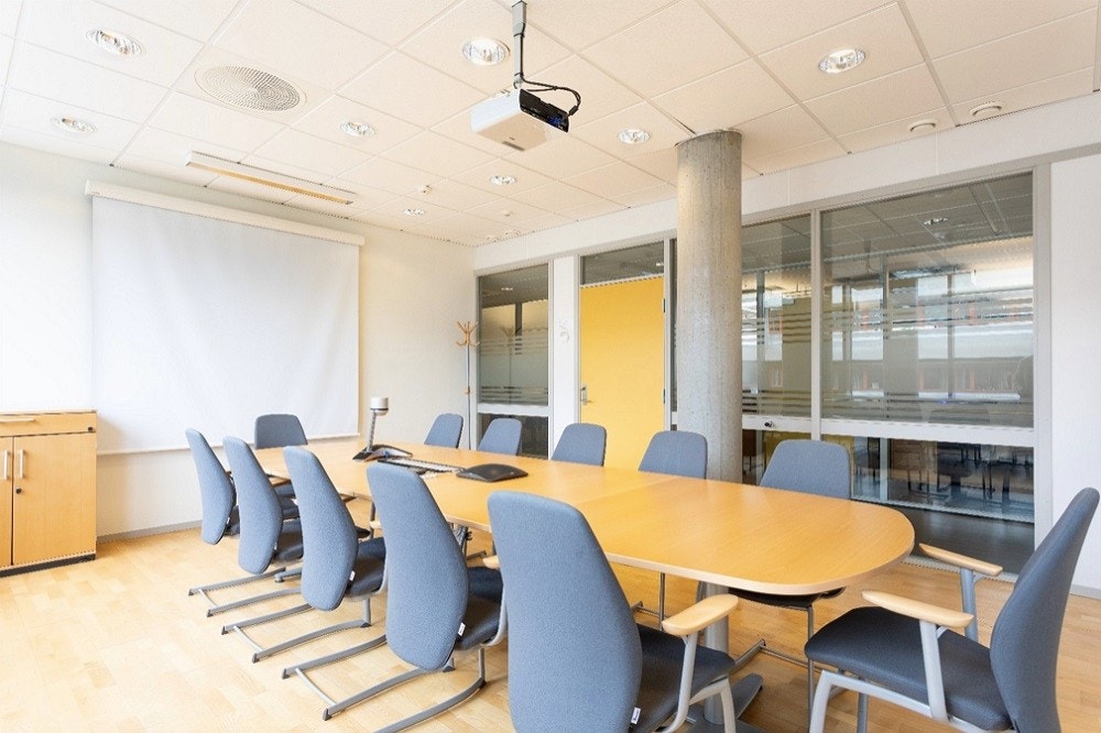 Møterom med plass til 12 personer Galleribilde