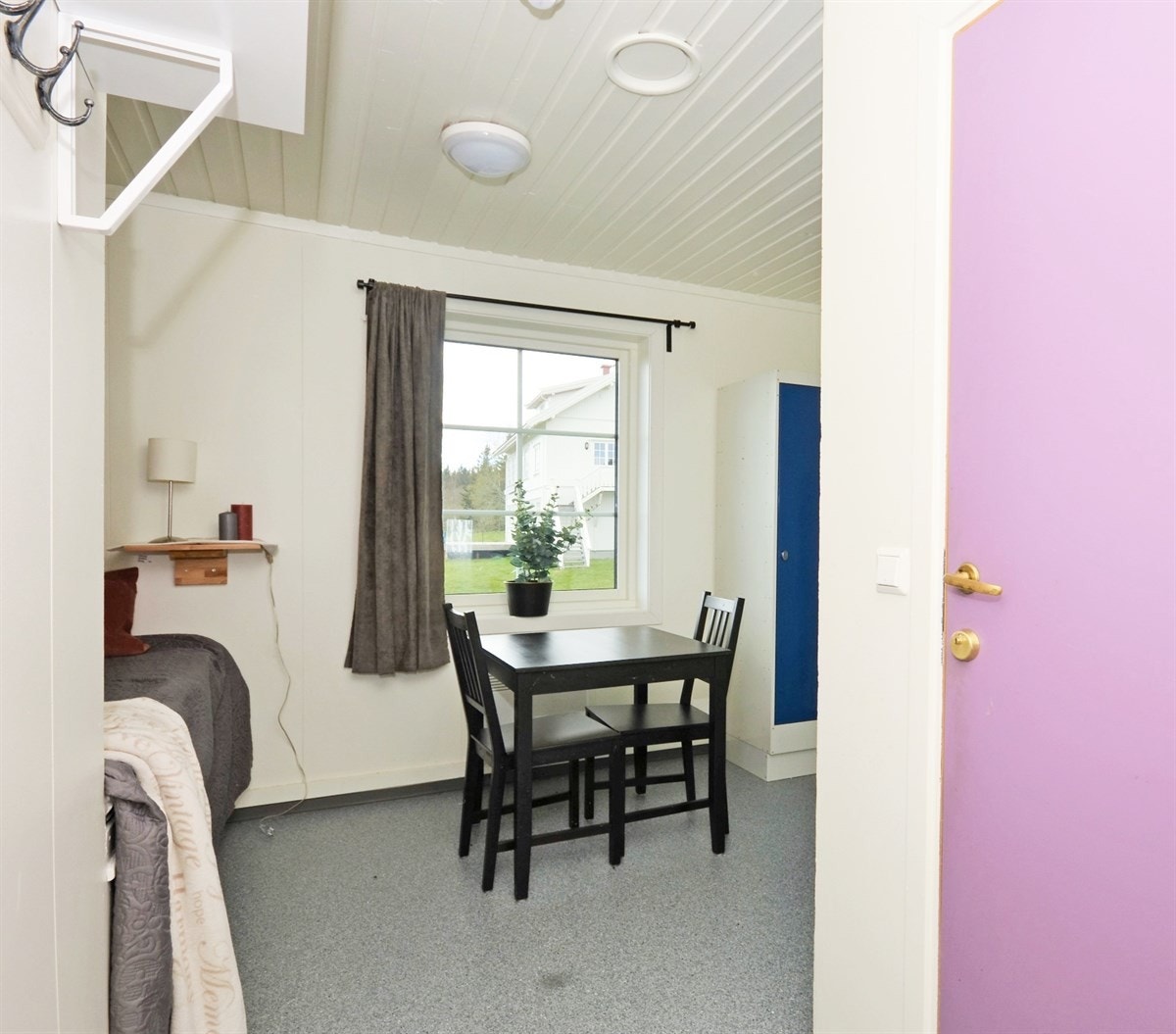 3-manns rom med køyeseng, garderobeskap, kjøleskap, bad/wc og spiseplass. Galleribilde