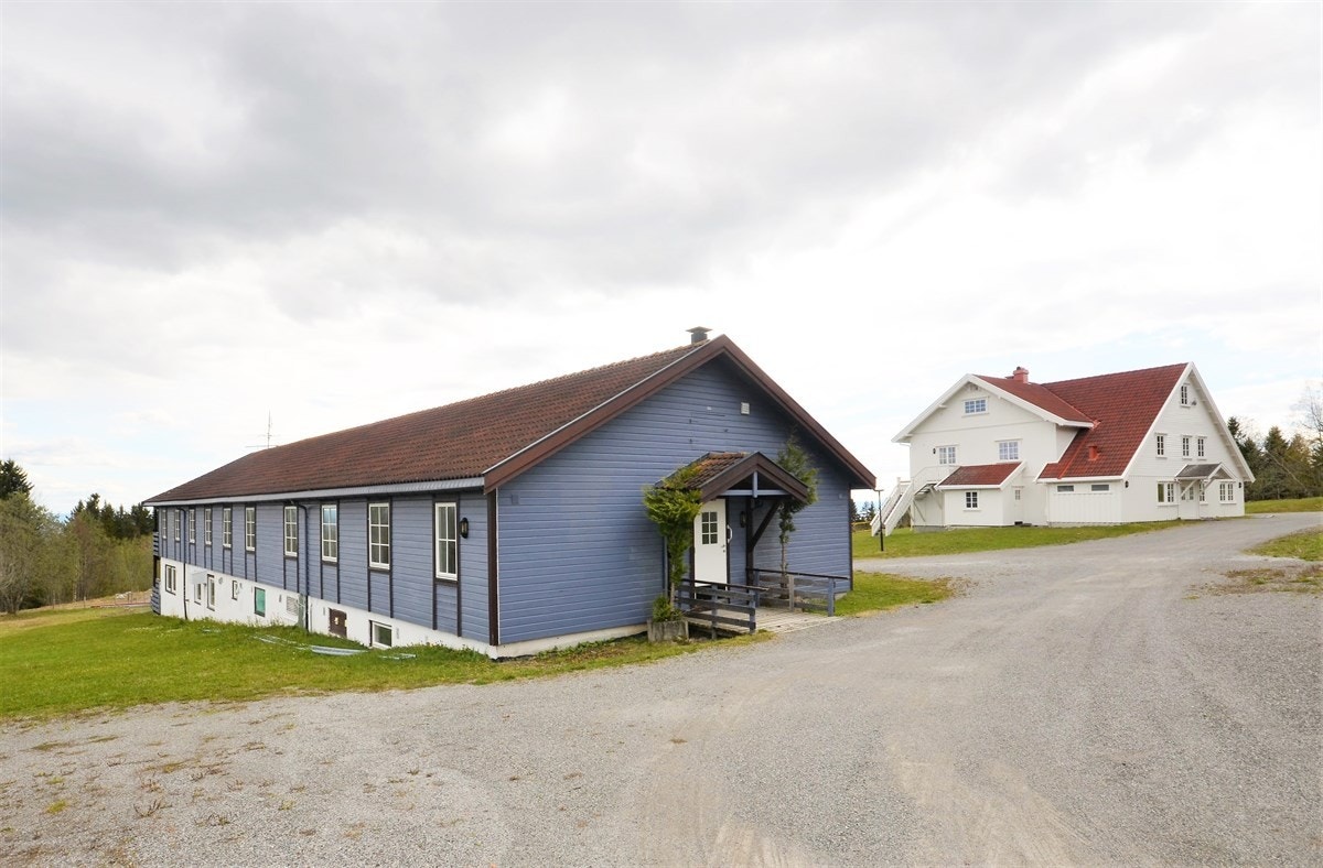 Internatbygget med hovedbygget i bakkant. Galleribilde