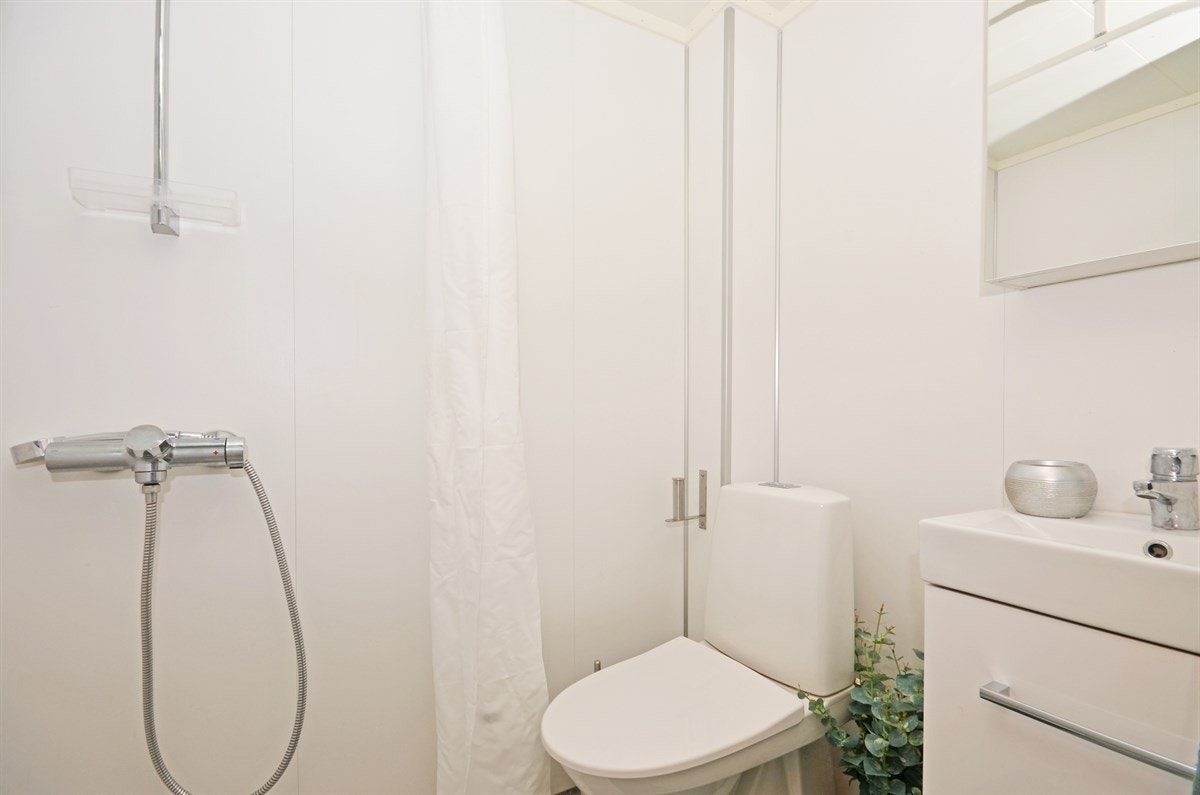Fra badet i 2-mannsrommet. Innehar dusjnisje, servant og wc. Galleribilde