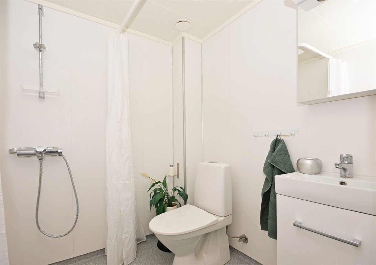 Fra badet til 3-mannsrommet. Innehar dusjnisje, servant og wc. Galleribilde