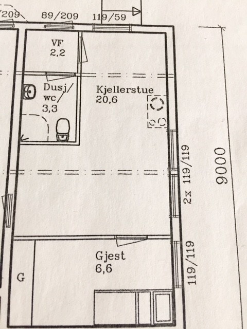 Plantegning - ikke oppdatert navn på rom. Hybel består av 1 soverom, stue/kjøkken, entre samt bad/WC med dusjhjørne v/maskin etc. Galleribilde