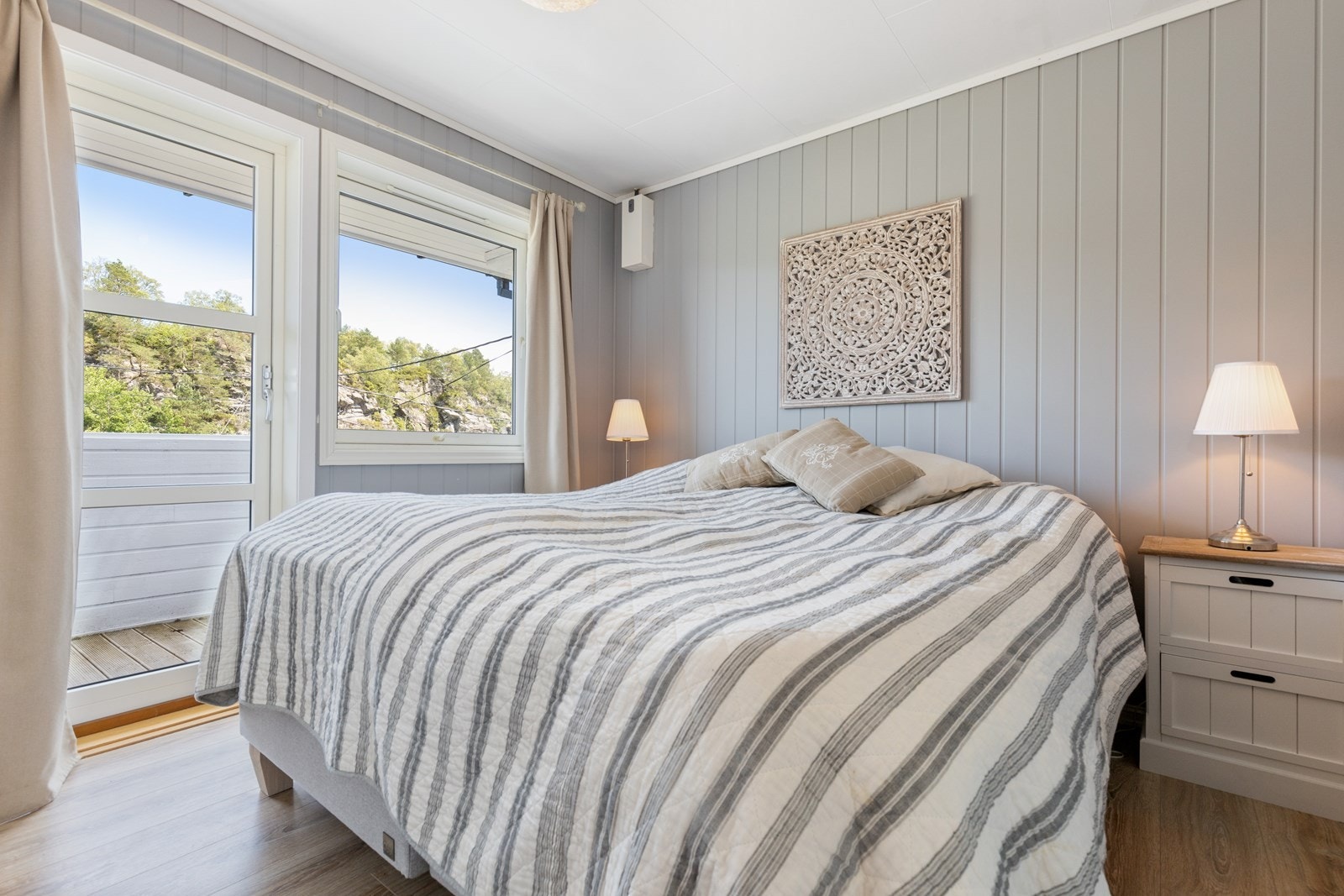 Soverom i andre etasje med egen altan. Galleribilde