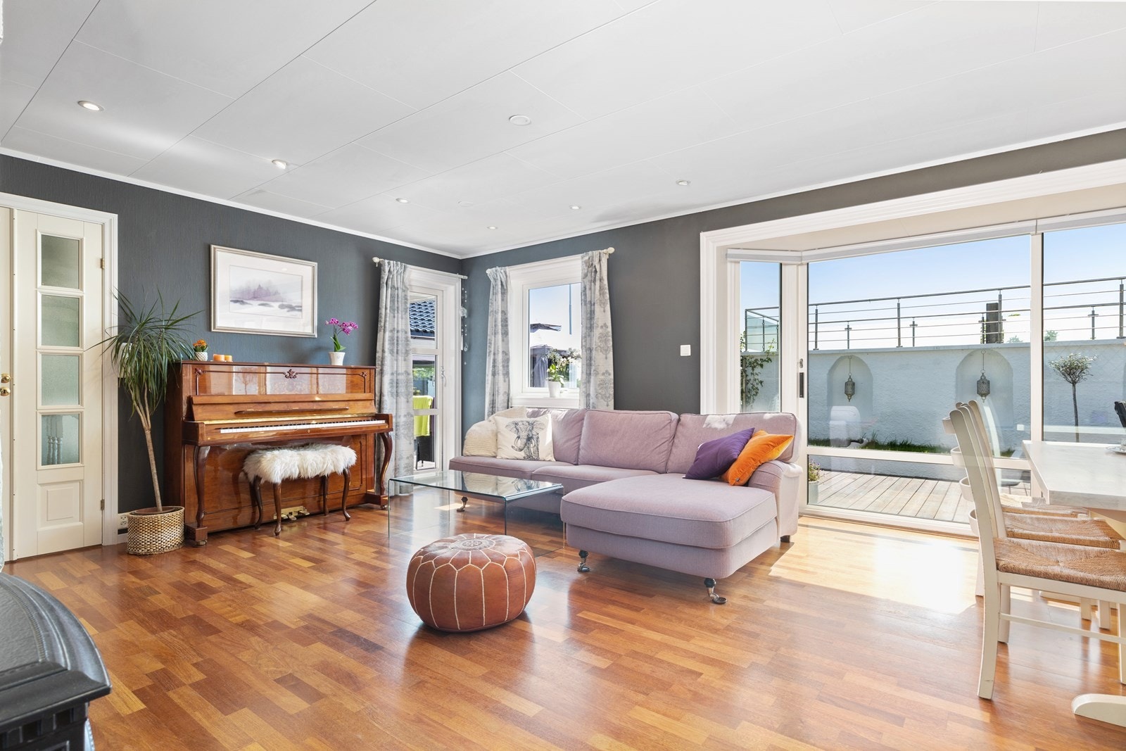 Terrassedør som kan åpnes helt opp mot terrassen. Galleribilde