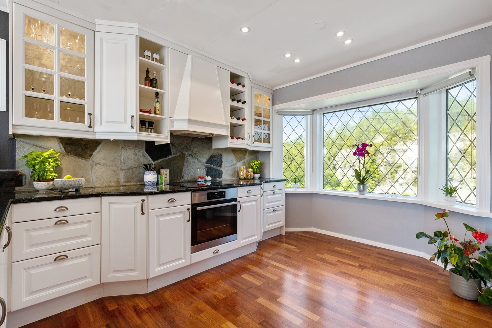 Romslig kjøkken med plate i stein. Galleribilde