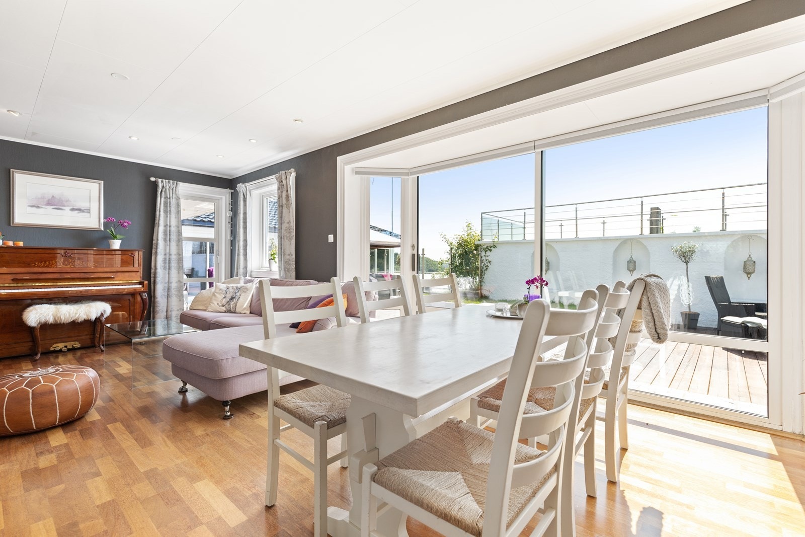 Spisestuen mot den romslige terrassen. Galleribilde